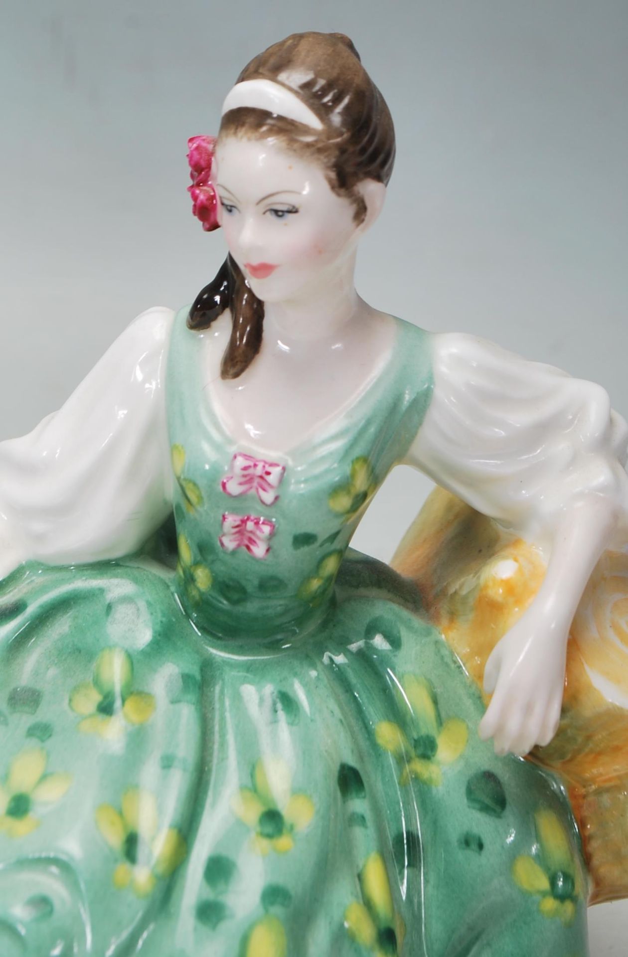 A THREE CERAMIC PORCELAIN LADY FIGURINES - ROYAL DOULTON - ROAYAL WORCESTER - COALPORT - Image 5 of 9