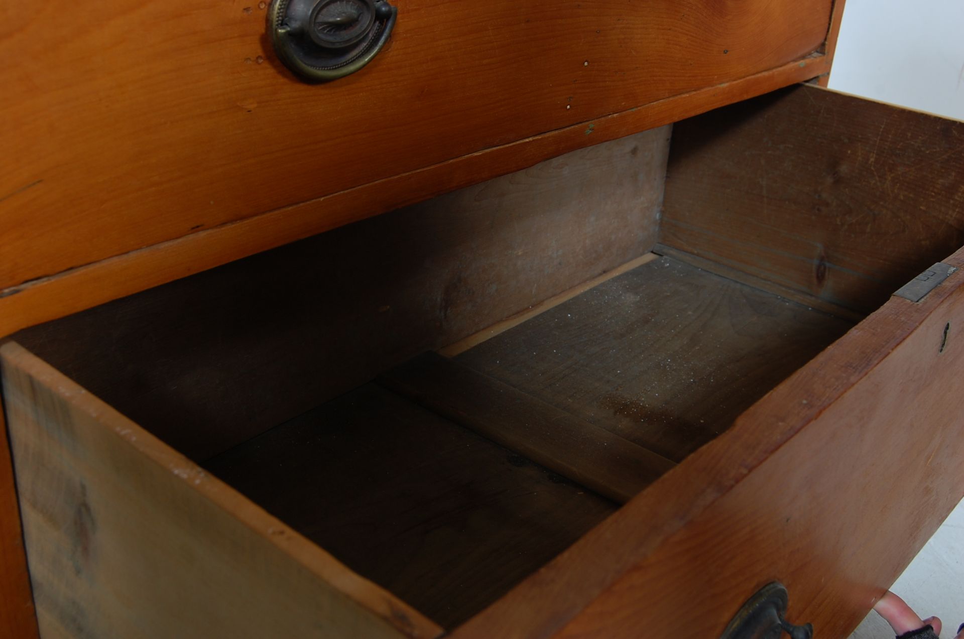 VICTORIAN 19TH CENTURY COTTAGE CHEST OF DRAWERS - Image 5 of 5