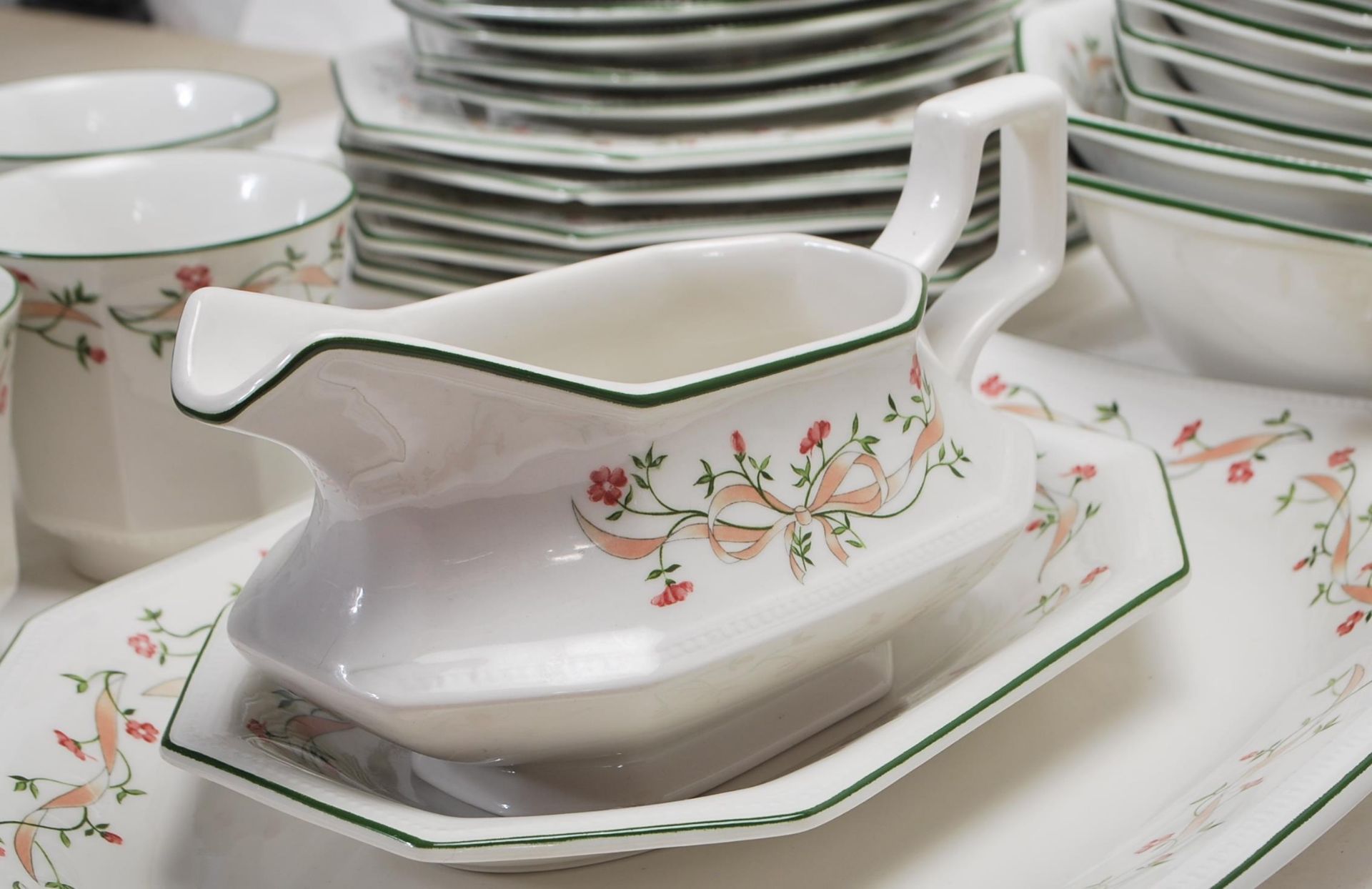 LAARGE DINNER SERVICE BY JOHNSON BROS ETERNAL BEAU - Image 12 of 19