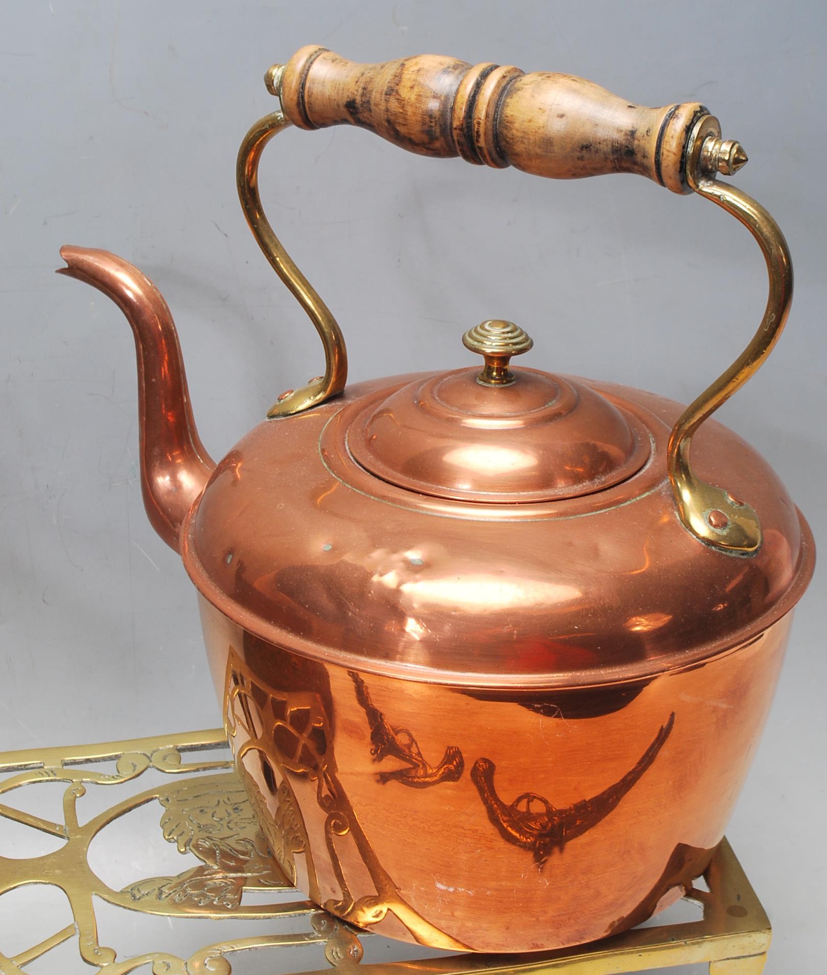 EARLY 20TH CENTURY ARTS AND CRAST COPPER BUCKET, COPPER KETTLE AND BRASS TRIVET - Bild 2 aus 7