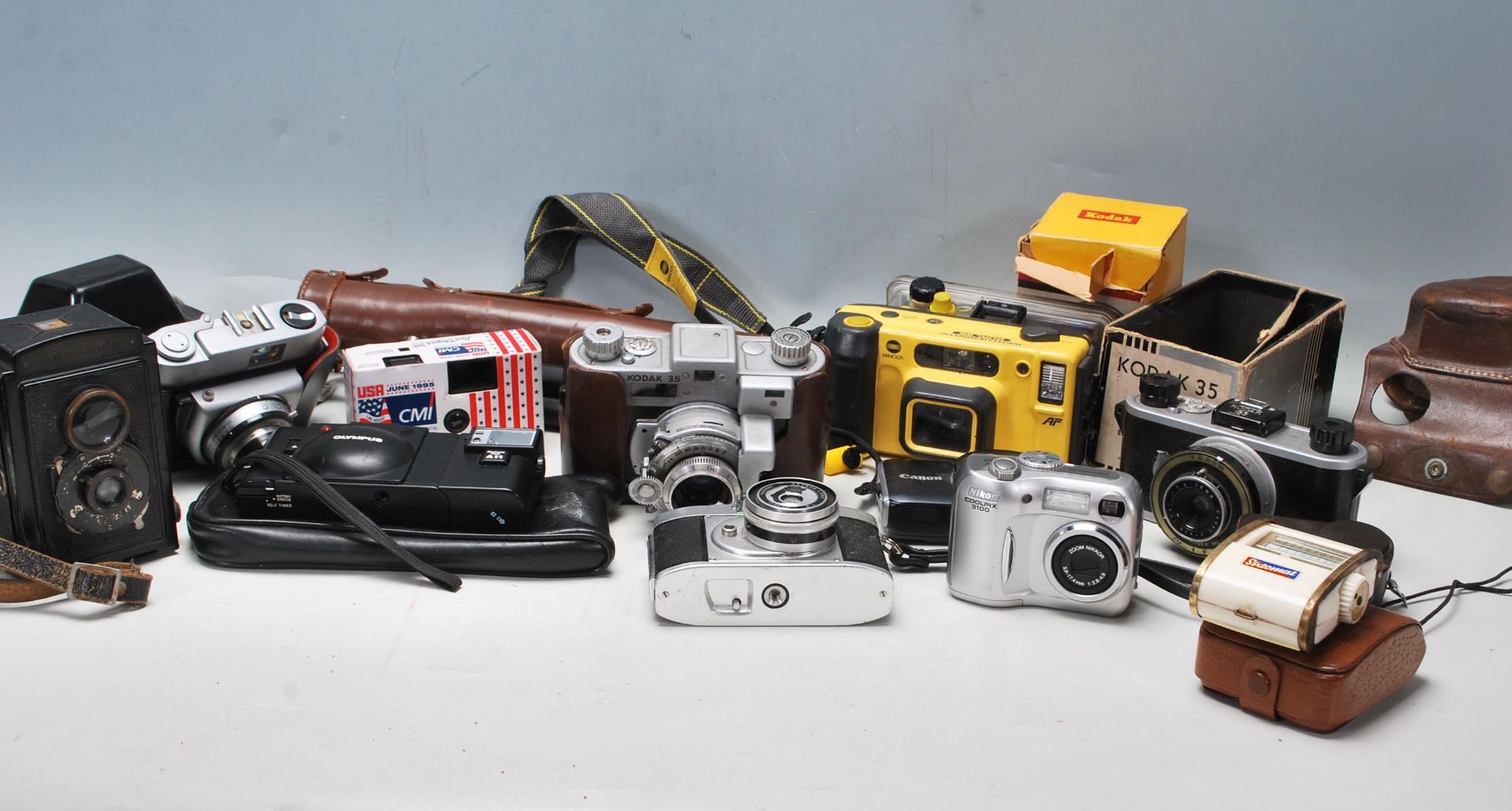 COLLECTION OF RETRO 20TH CENTURY 35MM CAMERAS AND DIGITAL CAMERAS