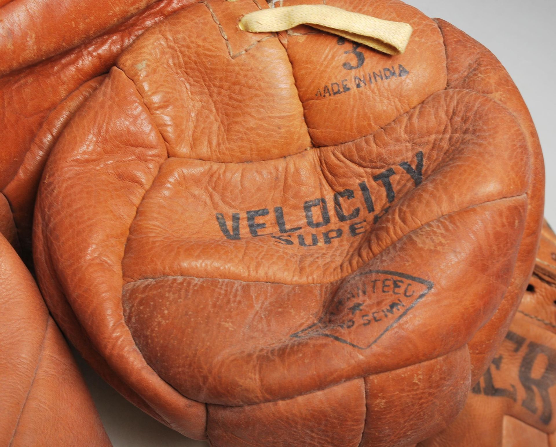 COLLECTION OF EARLY LEATHER FOOTBALLS STAR - TIGER ETC - Bild 6 aus 6