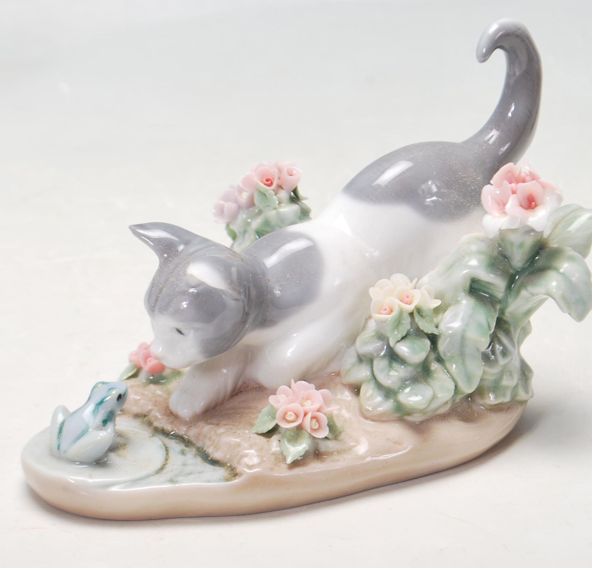 A COLLECTION OF LLADRO FIGURINES IN THE FORM OF CATS PLAYING. - Bild 6 aus 8