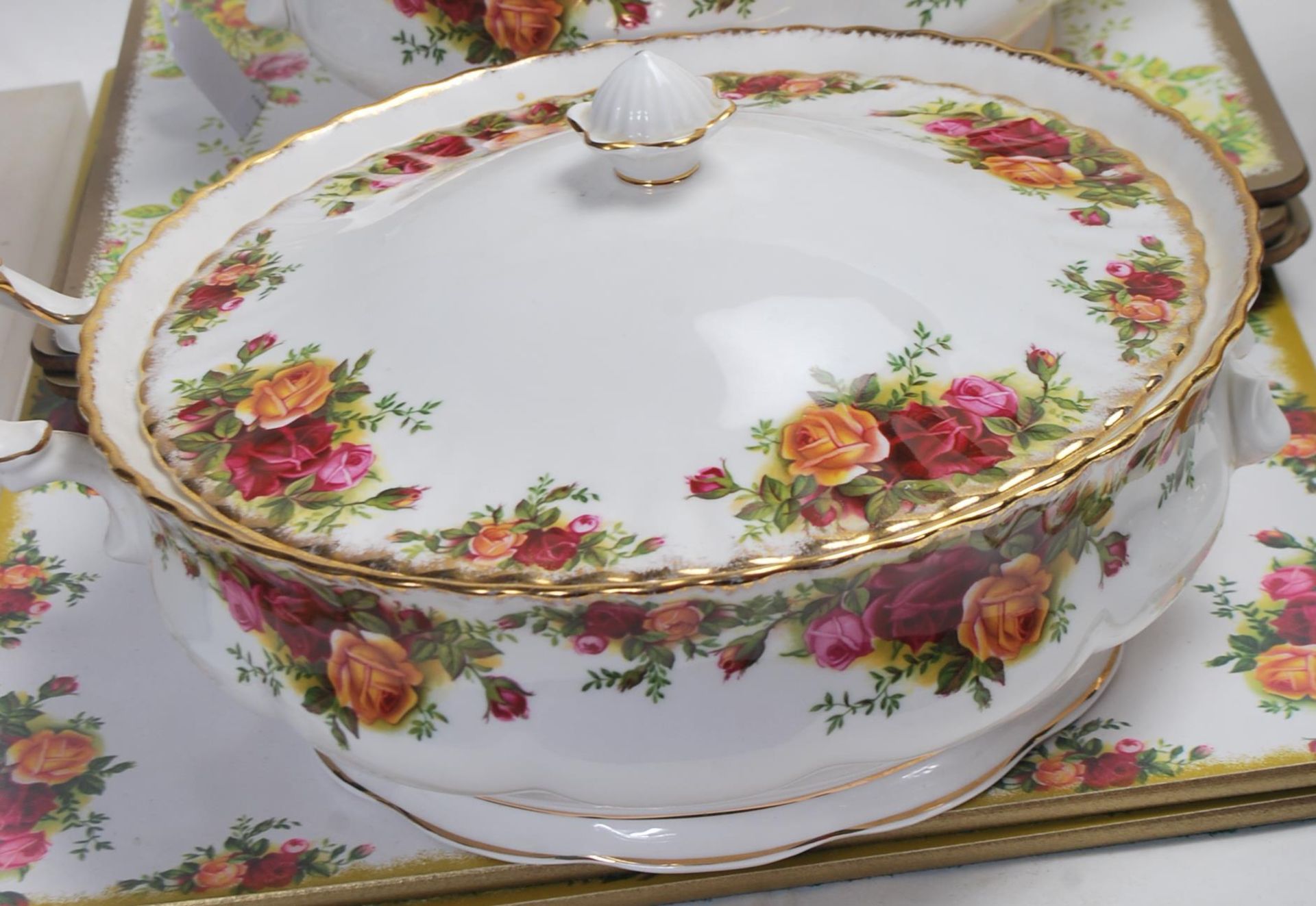 LARGE ROYAL ALBERT OLD CONTRY ROSES DINING SERVICE - Image 9 of 11