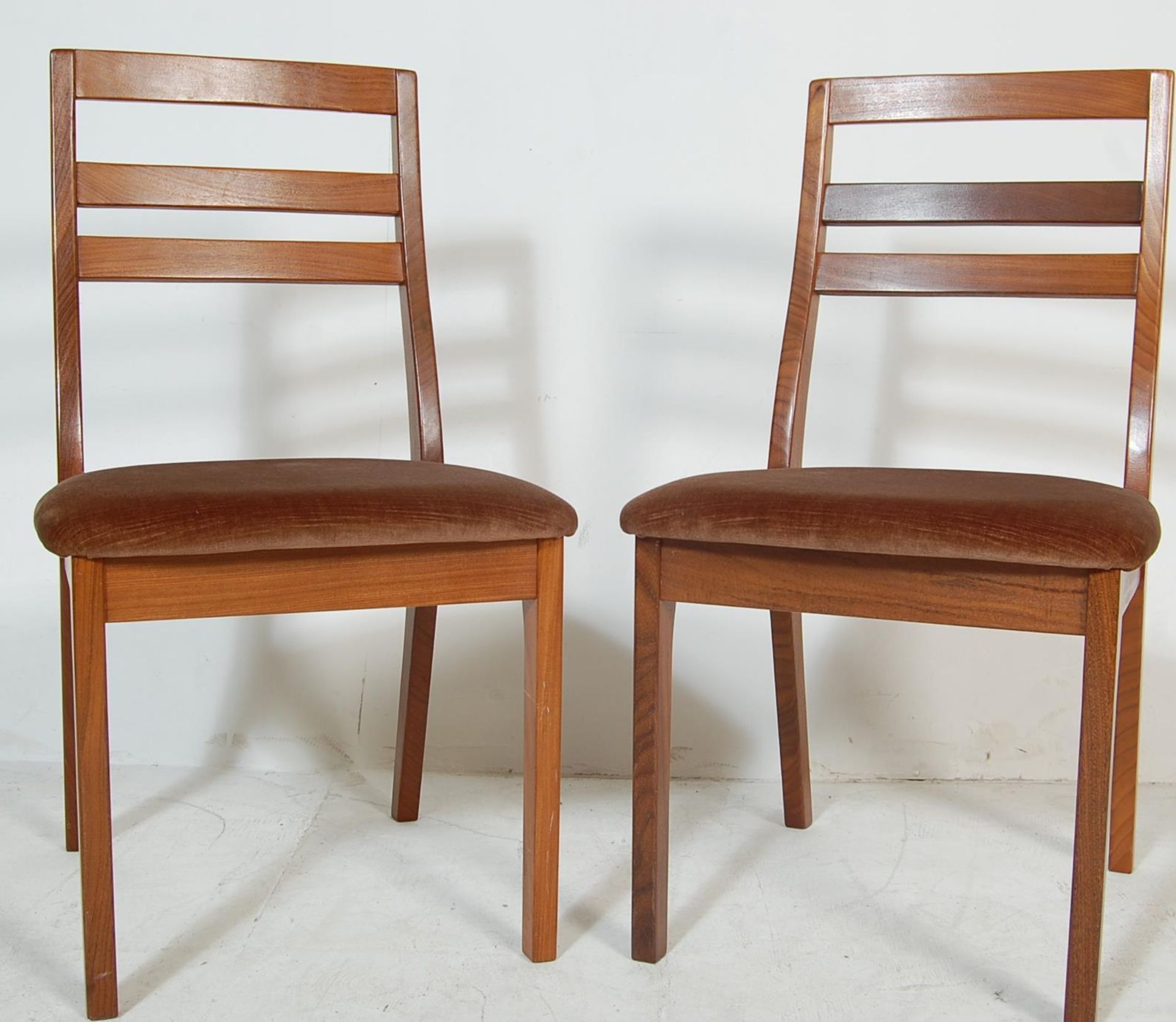 A VINTAGE 20TH CENTURY NATHAN TEAK WOOD OVAL DINING TABLE AND FOUR CHAIRS - Image 6 of 9