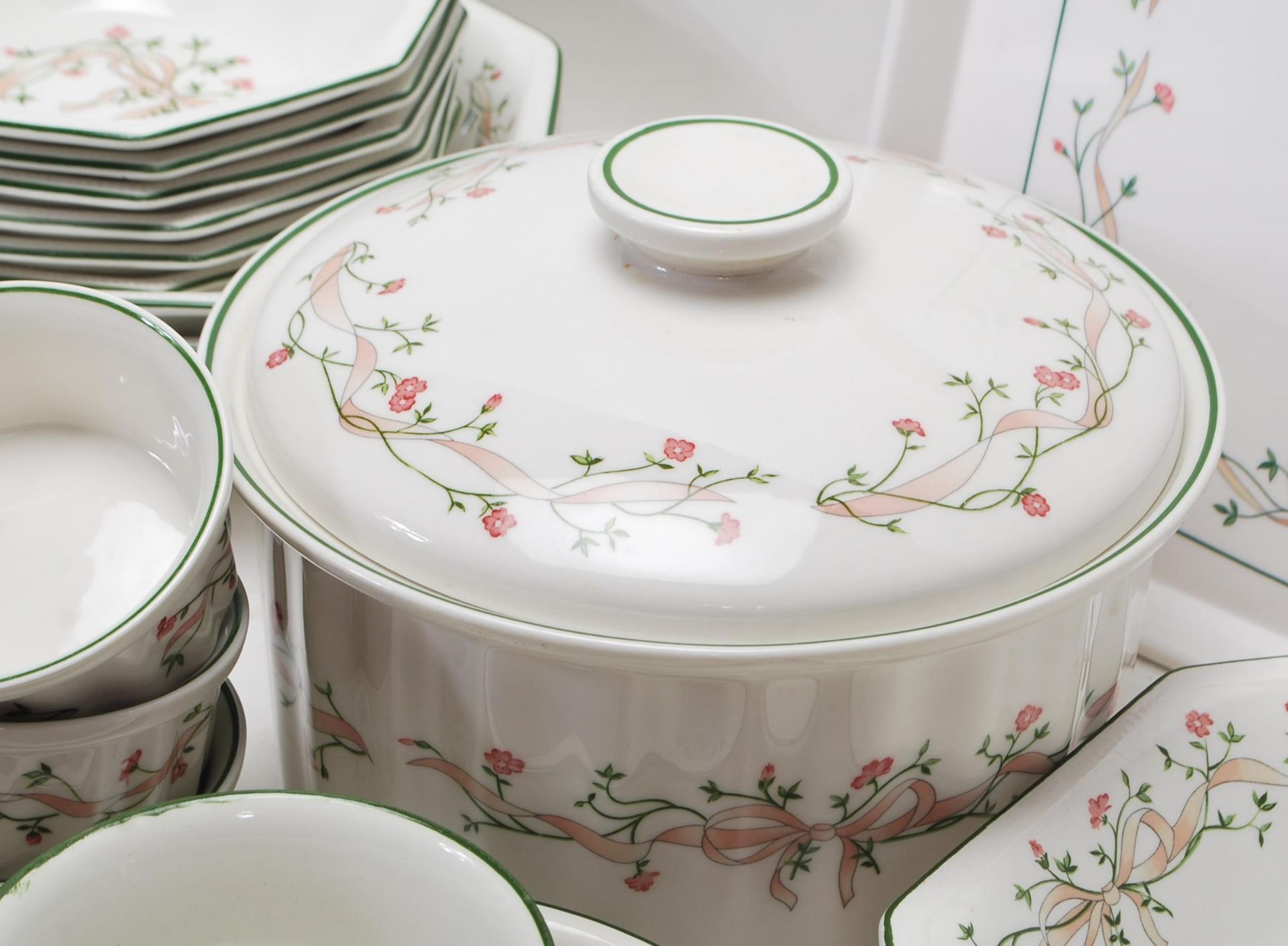 LAARGE DINNER SERVICE BY JOHNSON BROS ETERNAL BEAU - Image 8 of 19