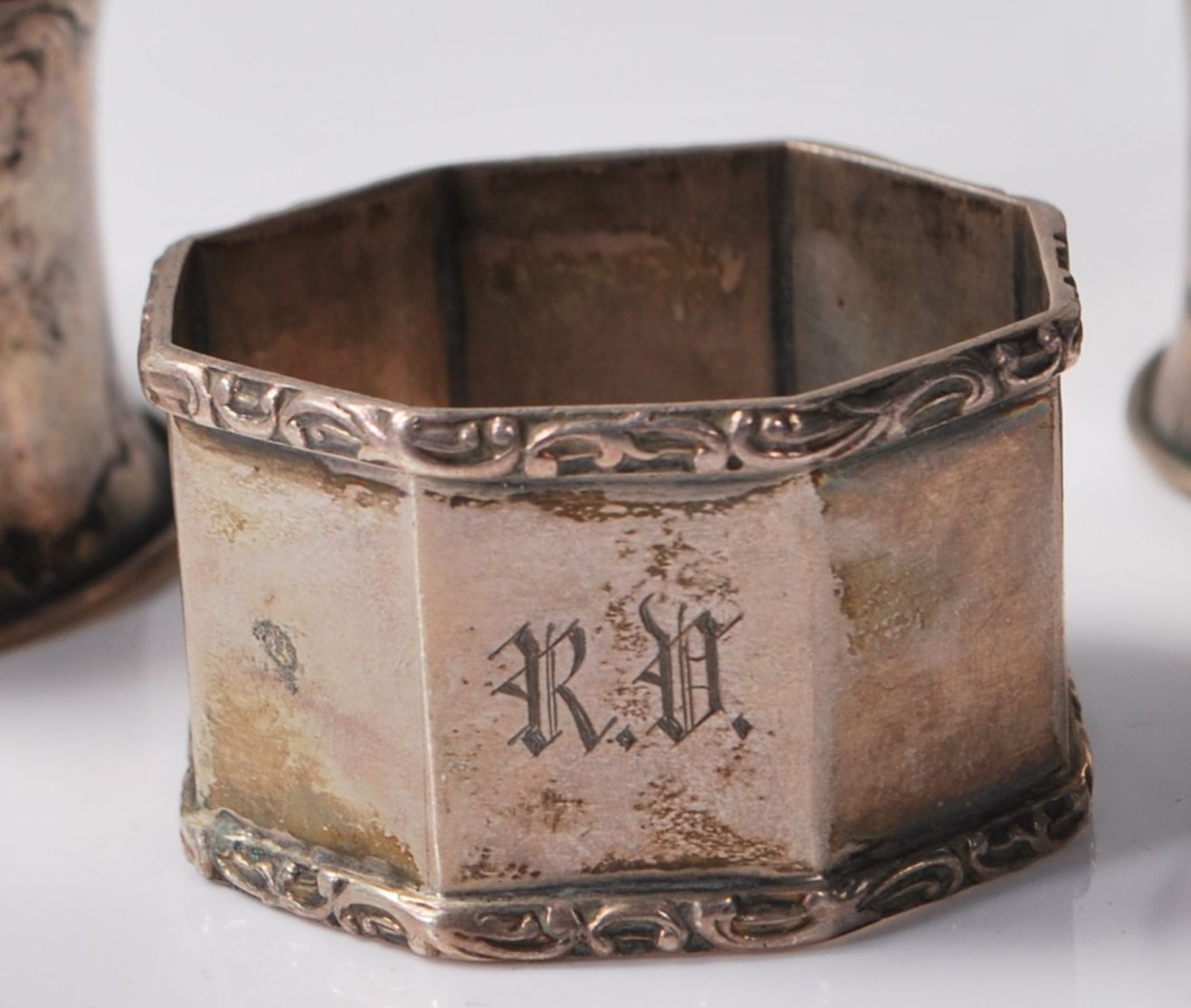 THREE ANTIQUE SILVER NAPKIN RINGS - Image 3 of 6