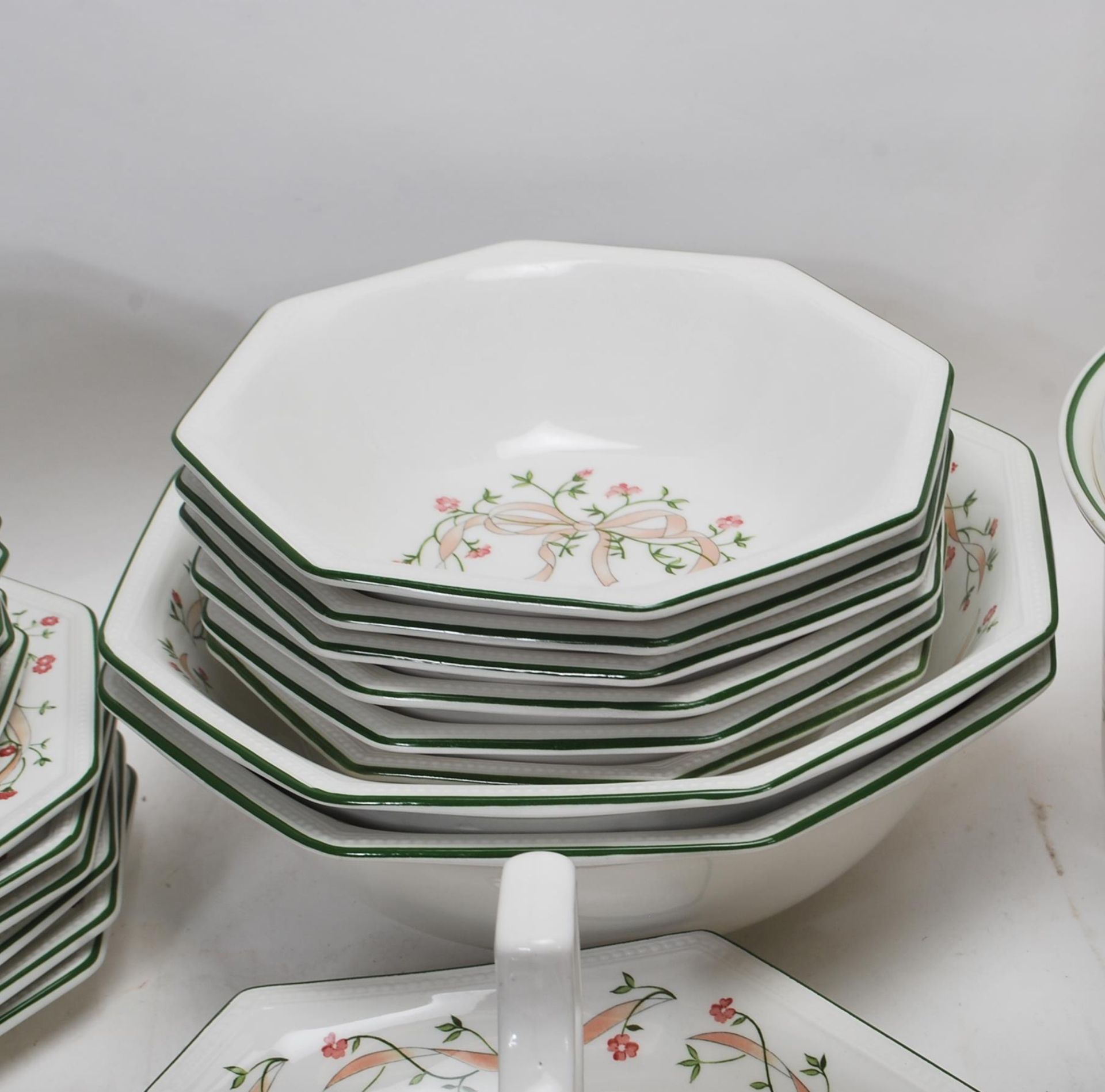 LAARGE DINNER SERVICE BY JOHNSON BROS ETERNAL BEAU - Image 13 of 19