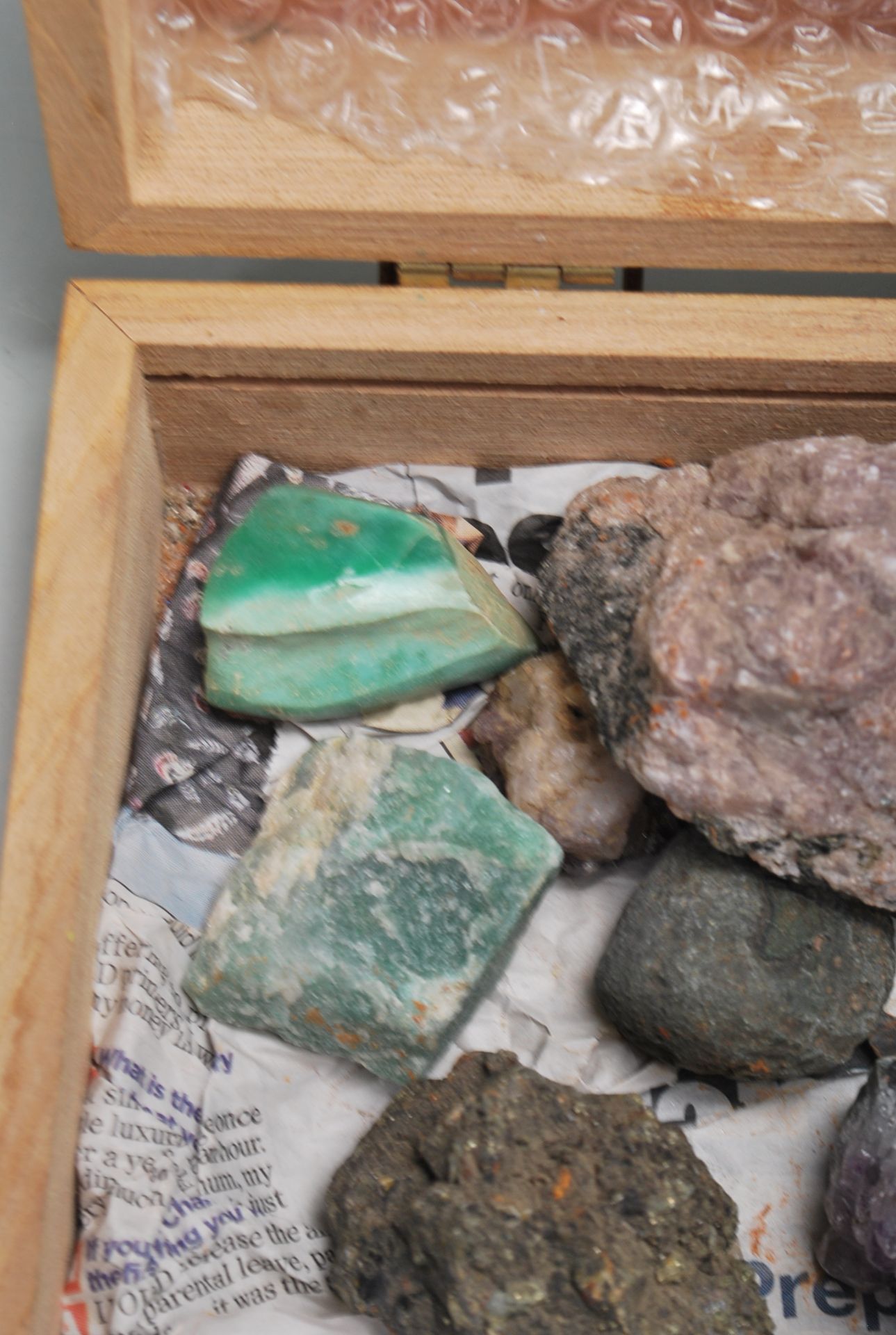 LARGE QUANTITY OF VINTAGE MINERAL CRYSTALS - Image 4 of 11