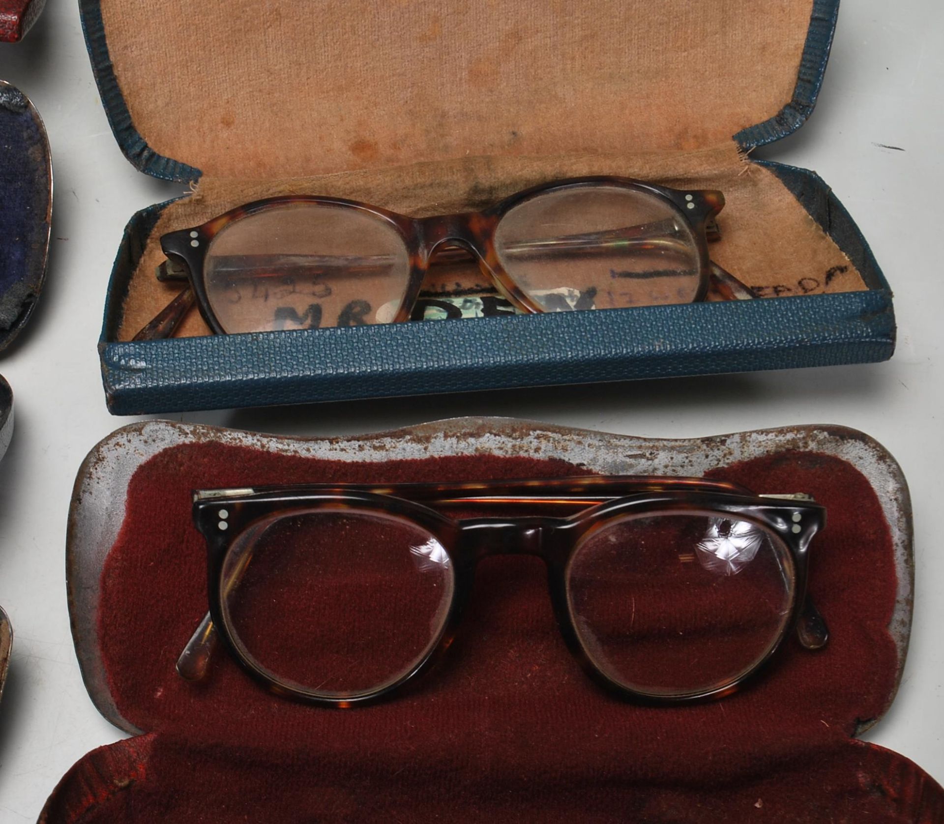 LARGE QUANTITY OF ANTIQUE AND VINTAGE SPECTACLES - Image 3 of 8