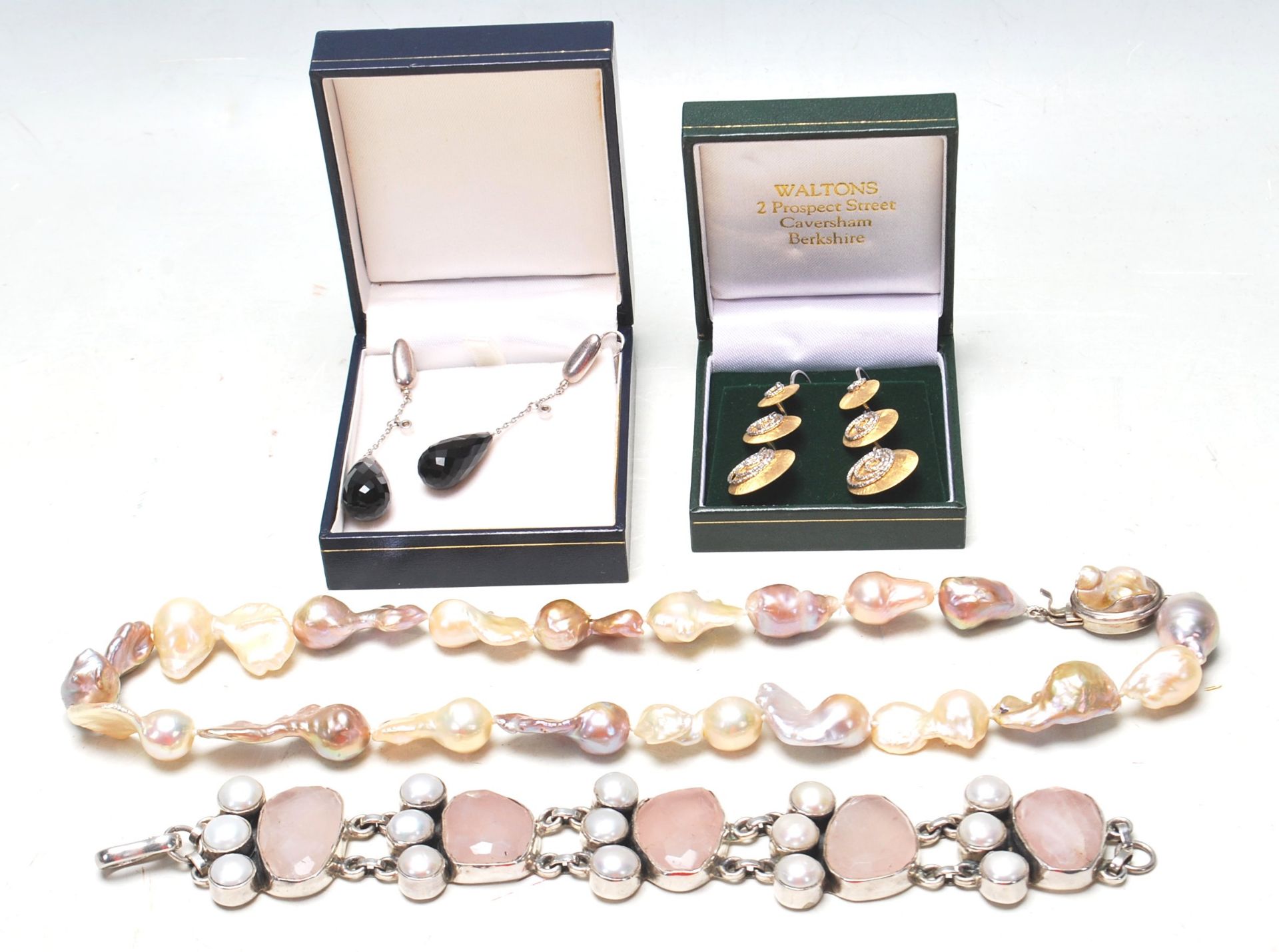 GROUP OF VINTAGE SILVER JEWELLERY INCLUDING PEARLS & QUARTZ