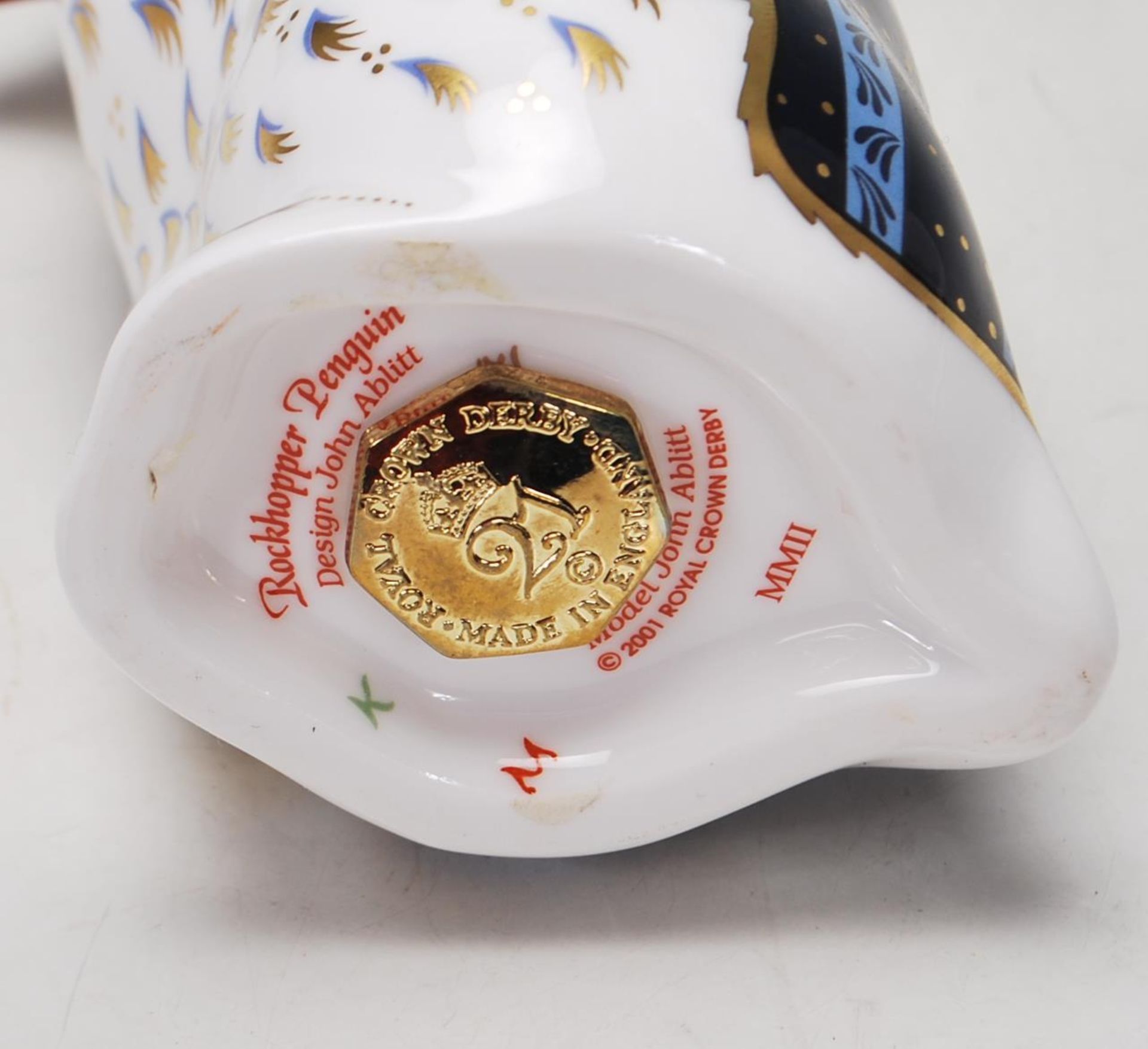 A ROYAL CROWN DERBY ROCKHOPPER PENGUIN PAPERWEIGHT WITH GOLD STOPPER - Bild 7 aus 7