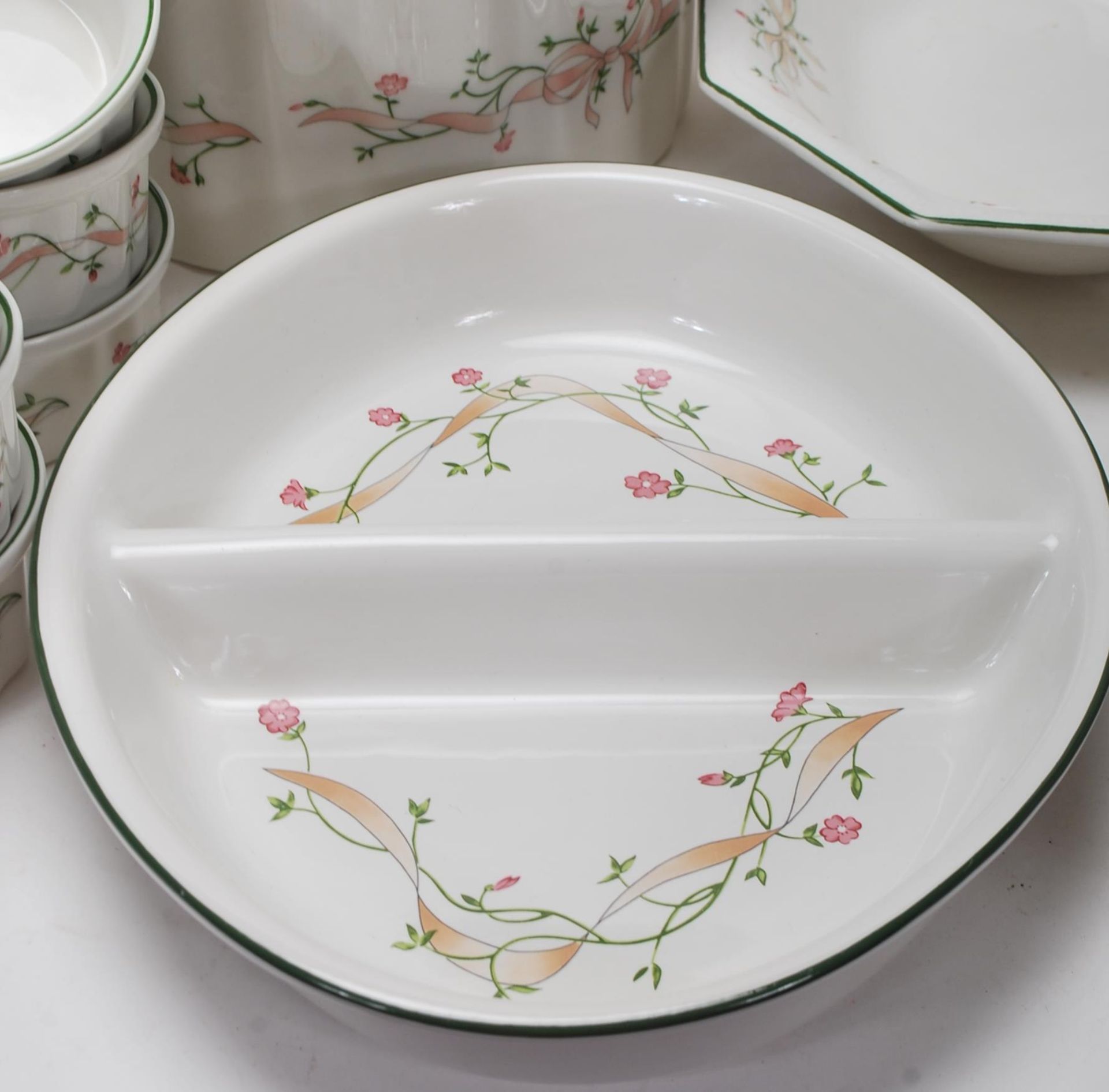 LAARGE DINNER SERVICE BY JOHNSON BROS ETERNAL BEAU - Image 6 of 19