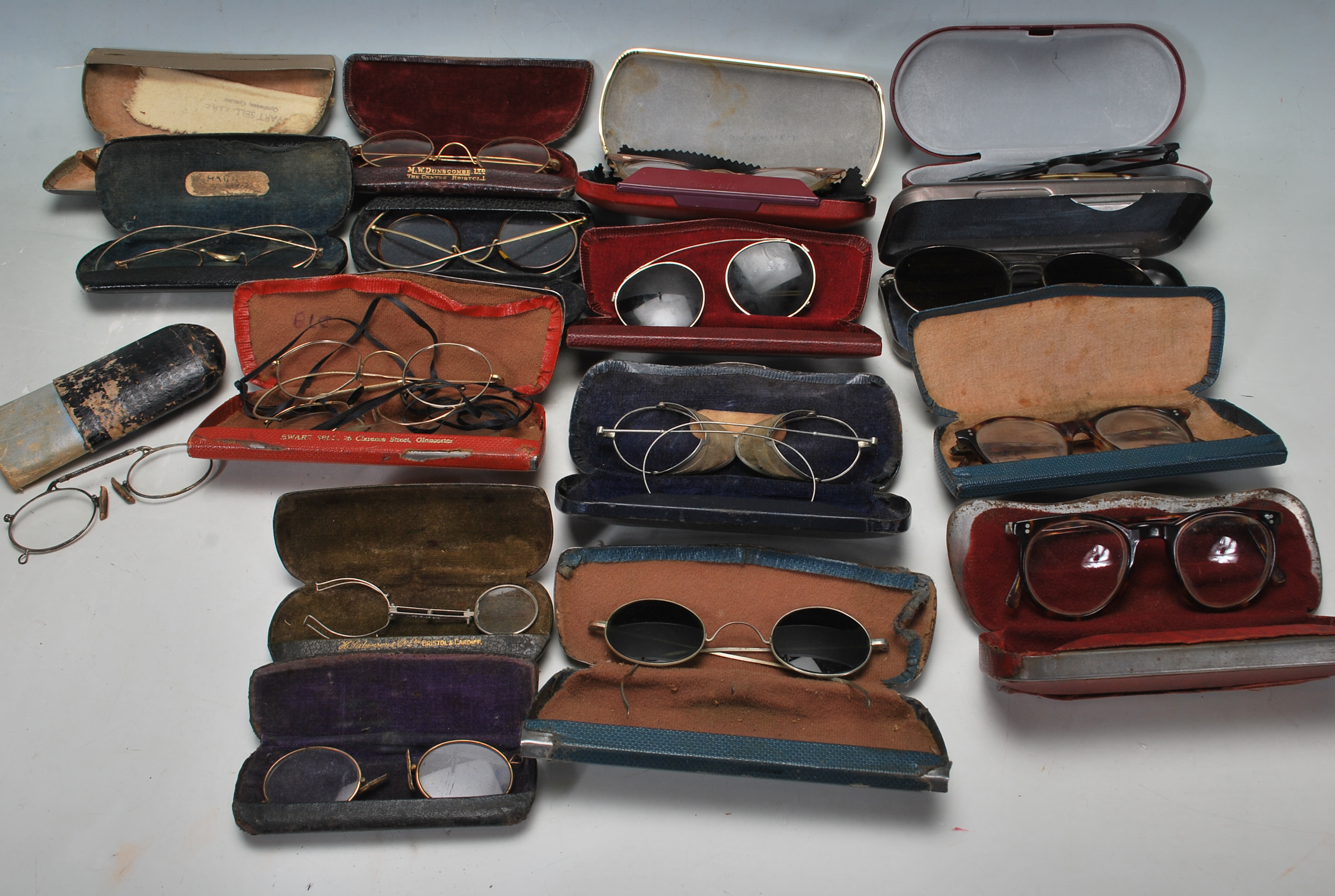 LARGE QUANTITY OF ANTIQUE AND VINTAGE SPECTACLES