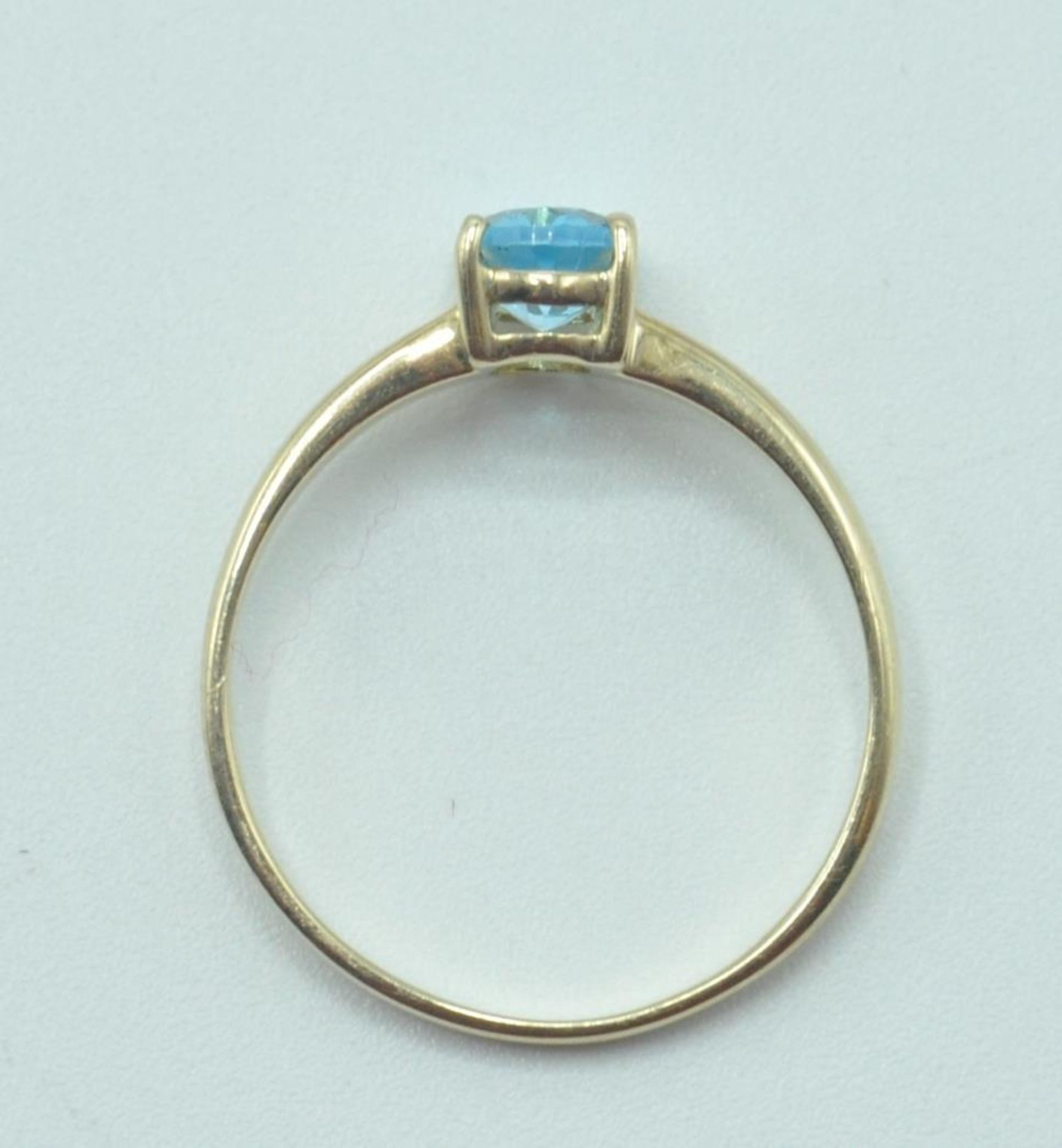 9CT GOLD AND BLUE STONE SOLITAIRE RING - Image 5 of 6