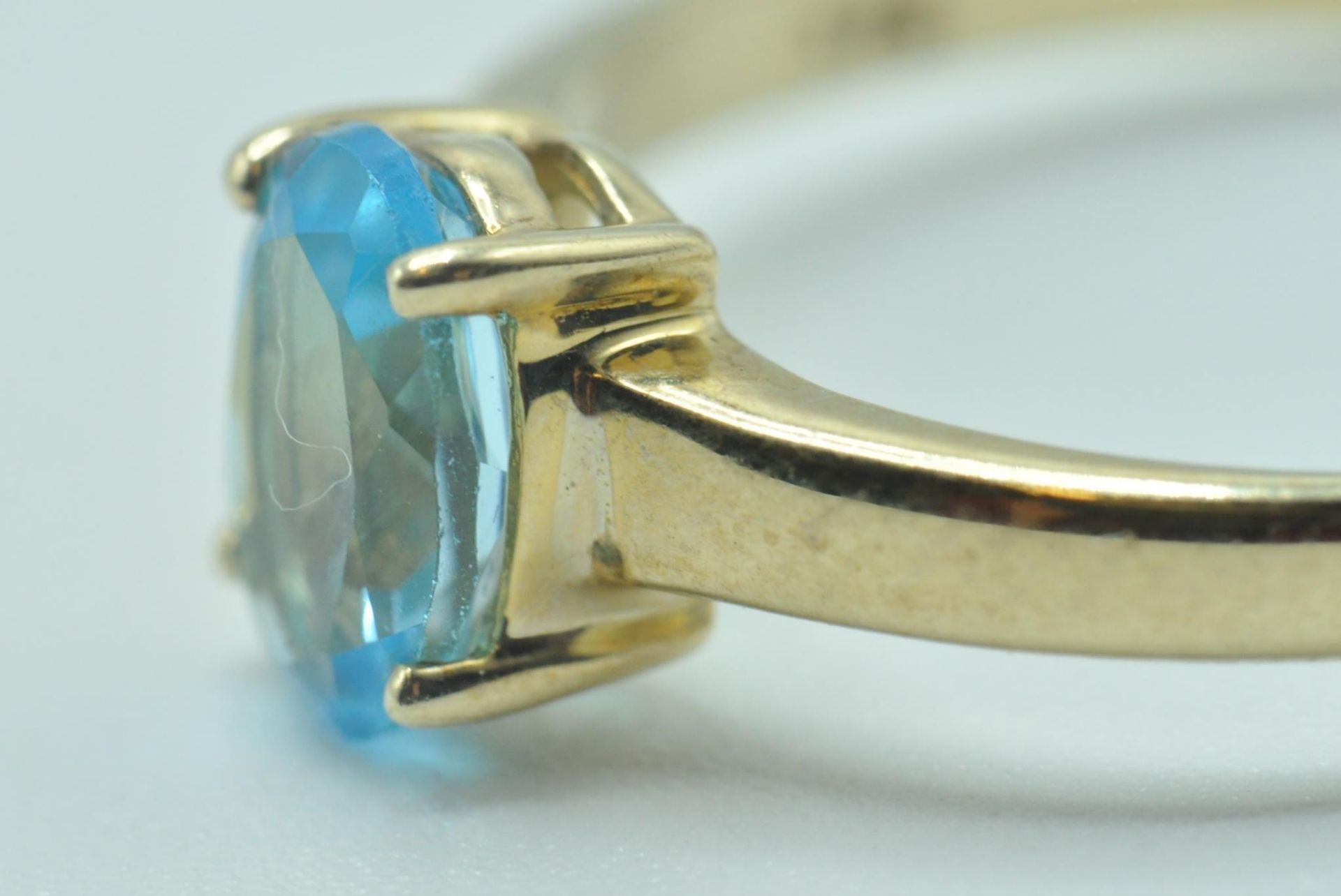 9CT GOLD AND BLUE STONE SOLITAIRE RING - Image 3 of 6
