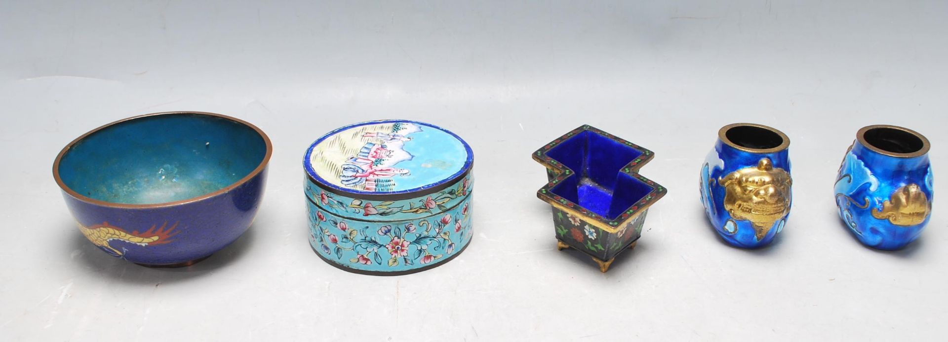 FIVE EARLY 20TH CENTURY CHINESE ENAMEL BOWLS - Image 2 of 5