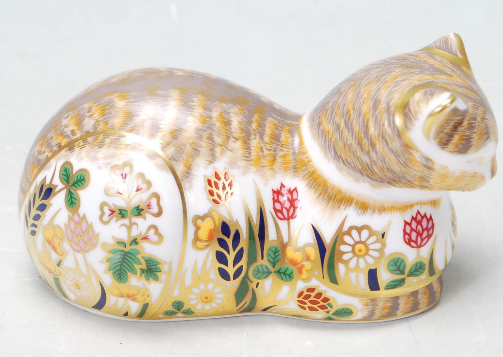 ROYAL CROWN DERBY COTTAGE CAT PAPERWEIGHT WITH GOLD STOPPER - Image 2 of 5