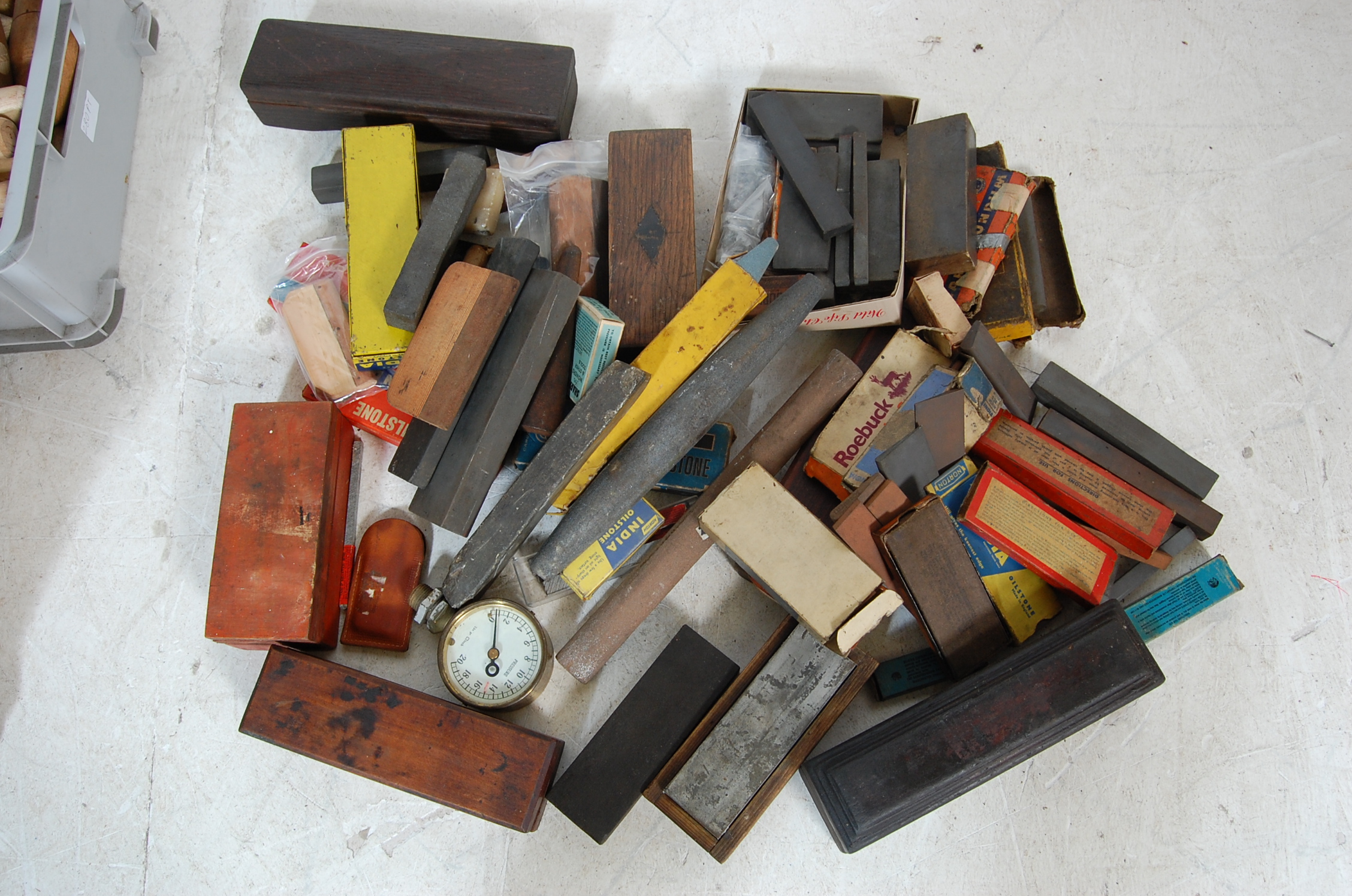 LARGE QUANTITY OF VINTAGE WOODWORKING TOOLS - Image 4 of 23