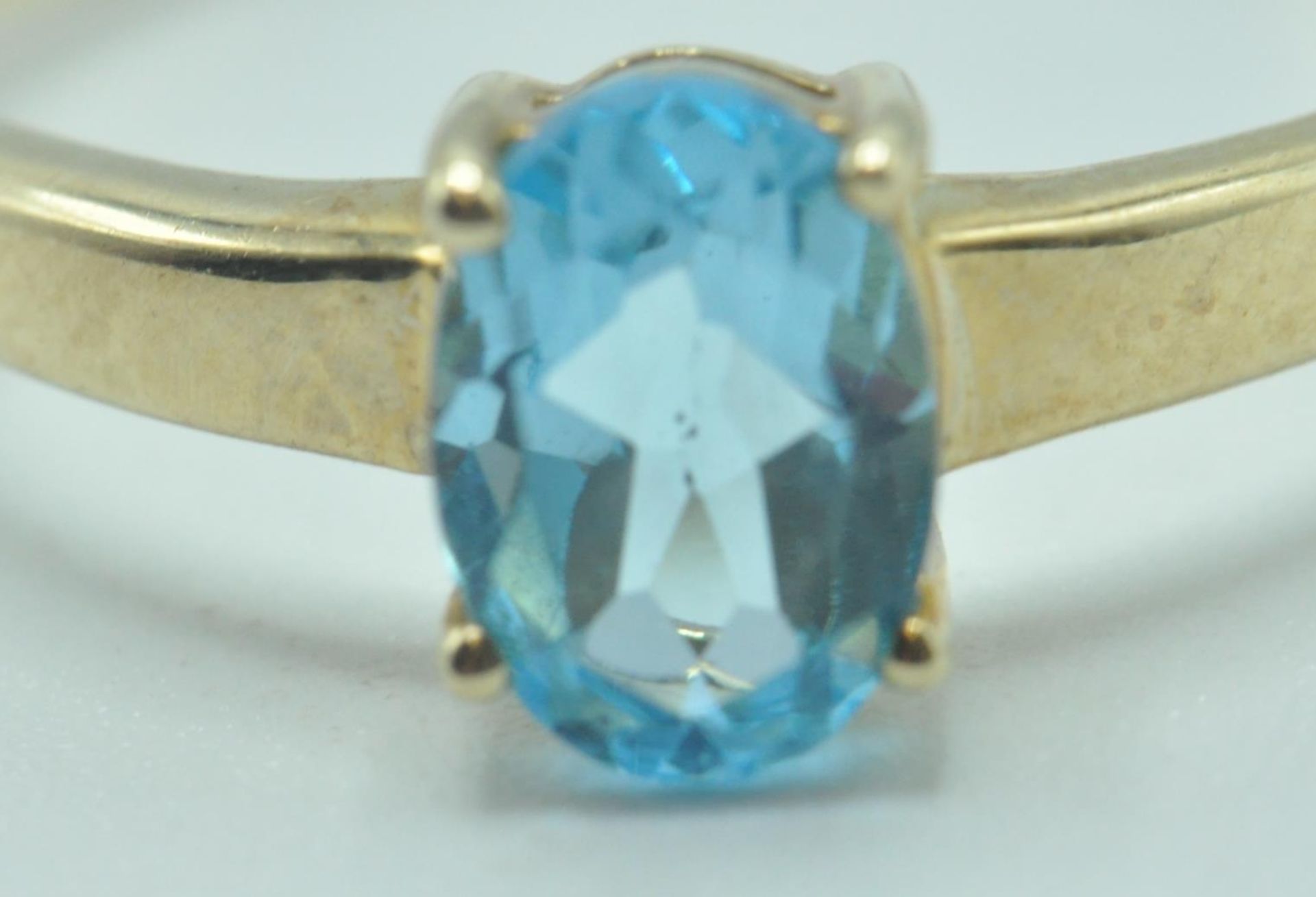 9CT GOLD AND BLUE STONE SOLITAIRE RING - Image 2 of 6