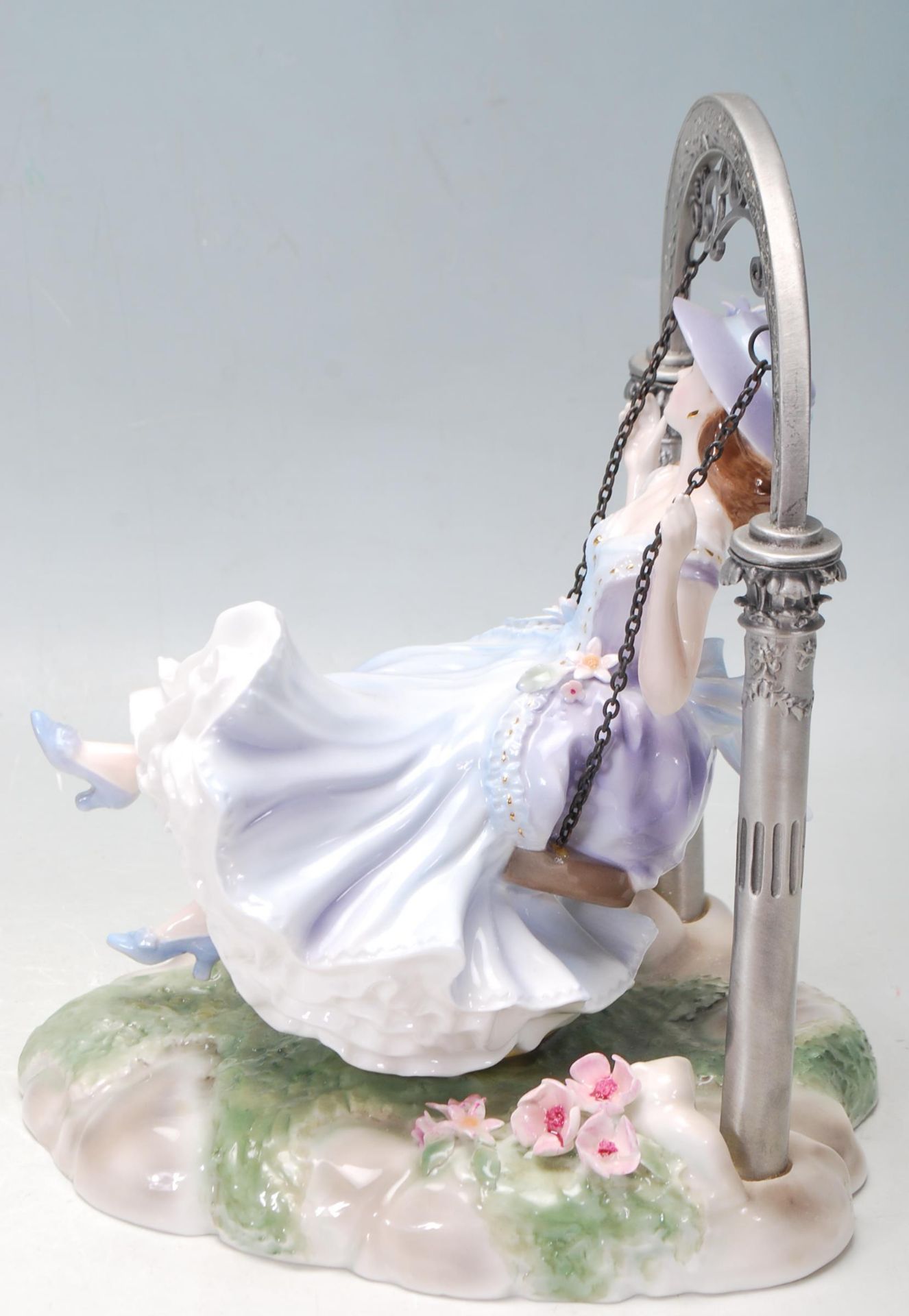 20TH CENTURY ROYAL WORCESTER LIMITED EDITION 50/250 CERAMIC FIGURINE - THE SWING - CW519 - Bild 3 aus 6