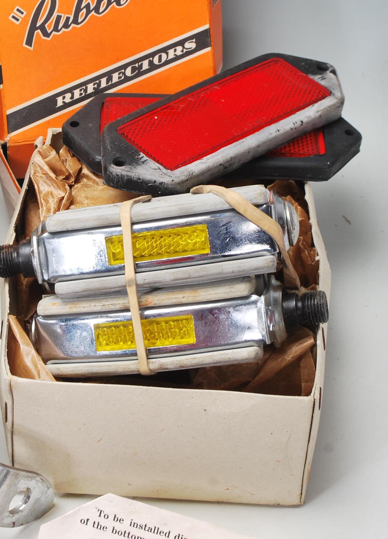 A LARGE QUANTITY OF AUTOMOBILE / AUTOMOTIVE / TRANSPORT RELATED ITEMS TO INLUDE SPARE PARTS, BULBS - Image 5 of 9