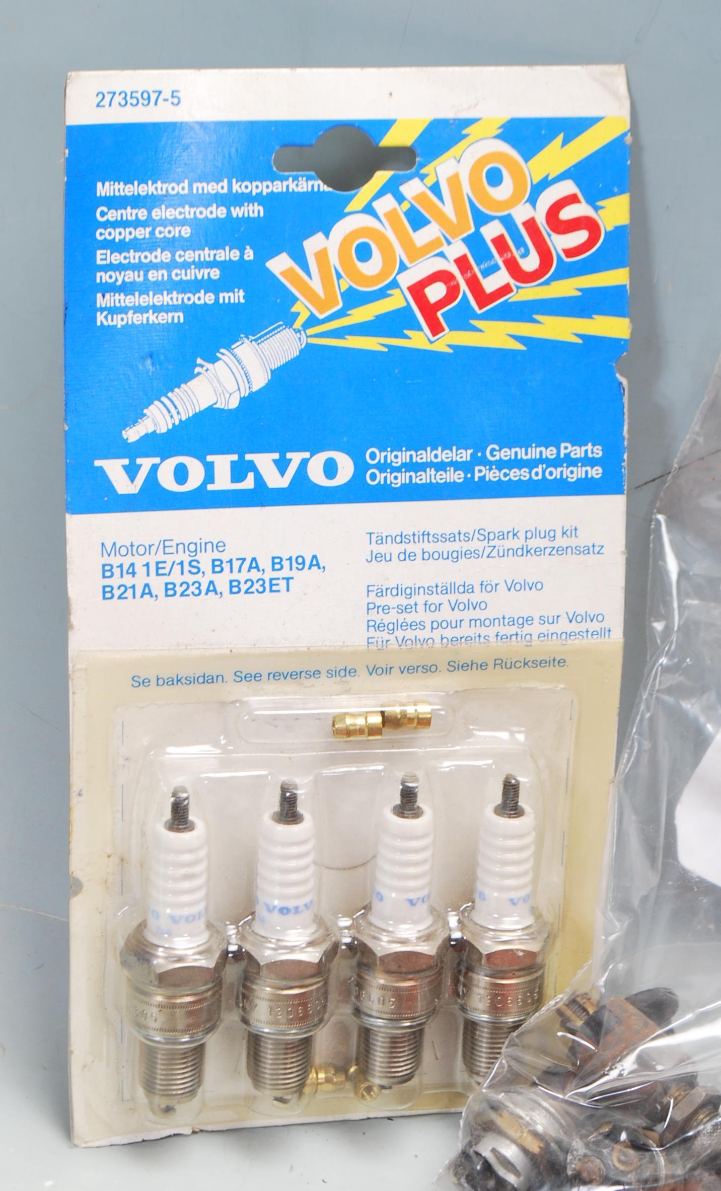 A LARGE QUANTITY OF AUTOMOBILE / AUTOMOTIVE / TRANSPORT RELATED ITEMS TO INLUDE SPARE PARTS, BULBS - Image 7 of 9