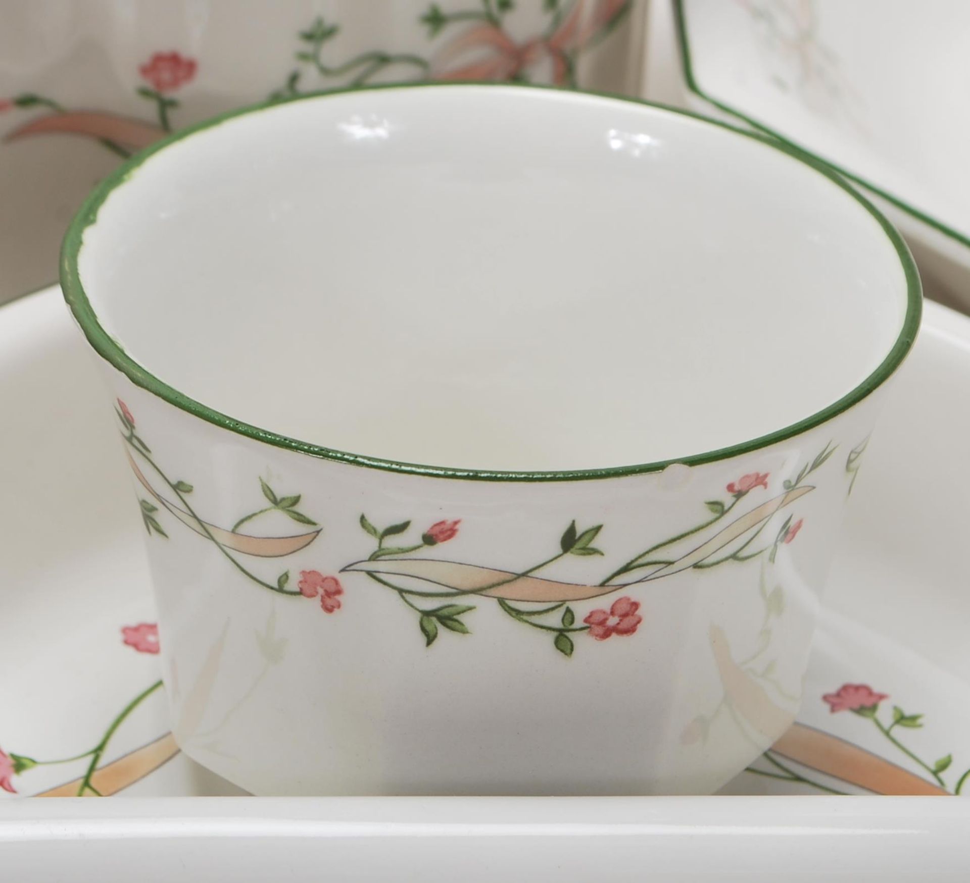 LAARGE DINNER SERVICE BY JOHNSON BROS ETERNAL BEAU - Image 5 of 19