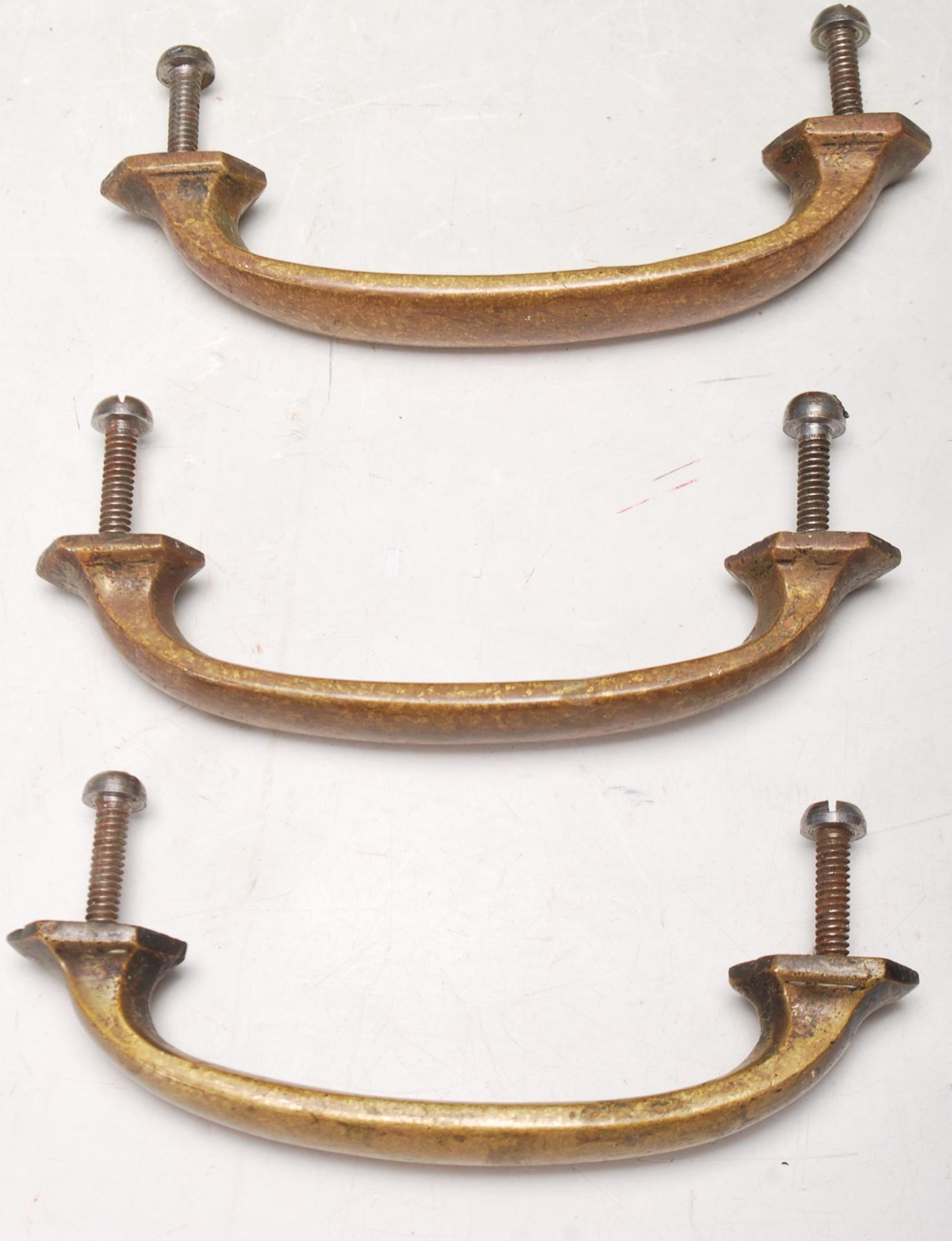 FIVE PAIRS OF EARLY 20TH CENTURY BRASS DOOR / CHEST OF DRAWER HANDLES - Image 4 of 5