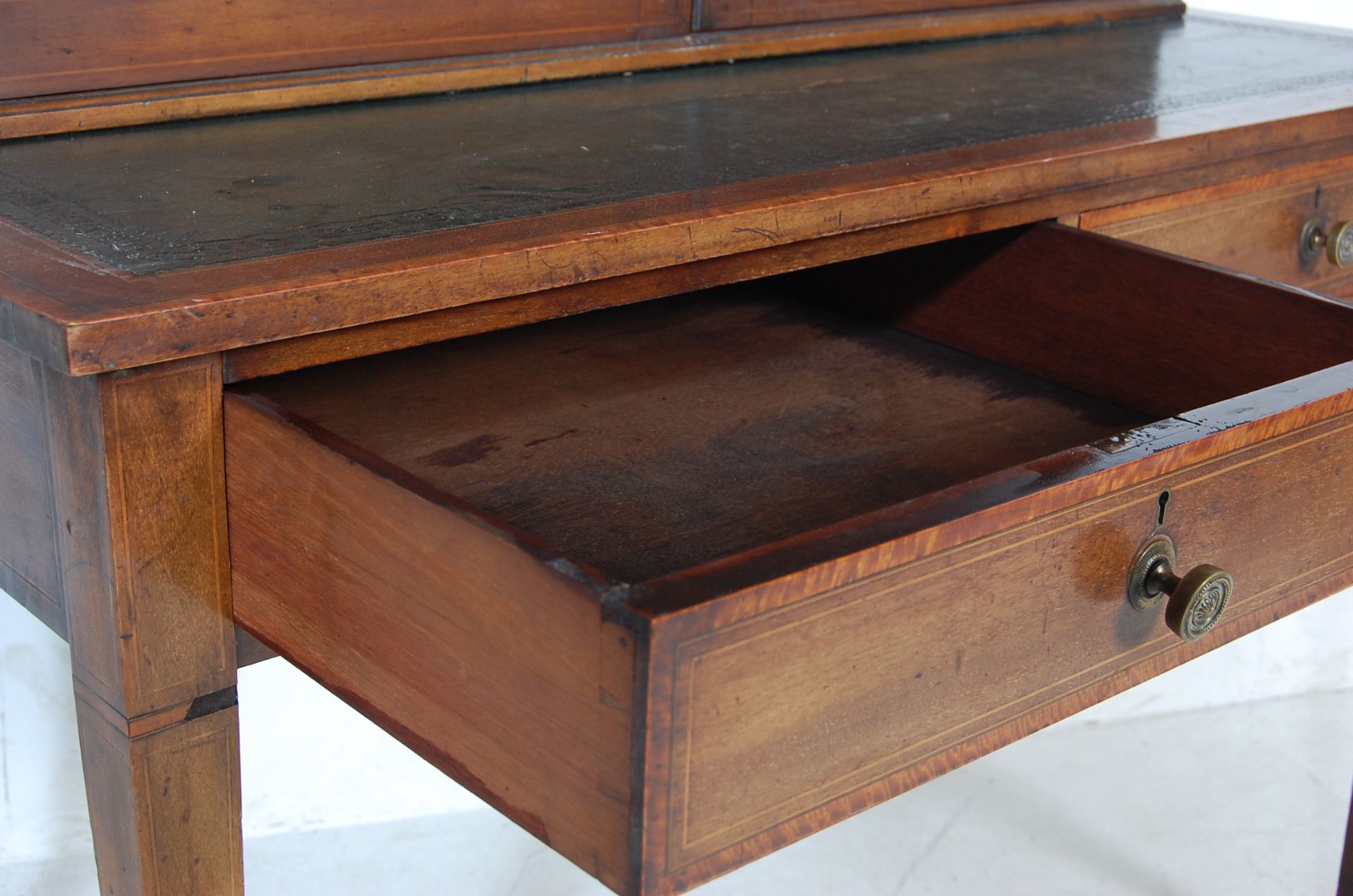 EDWARDIAN MAHOGANY AND LEATHER INLAID WRITING DESK, TOGETHER WITH MATCHING BOOKCASE. - Bild 5 aus 7