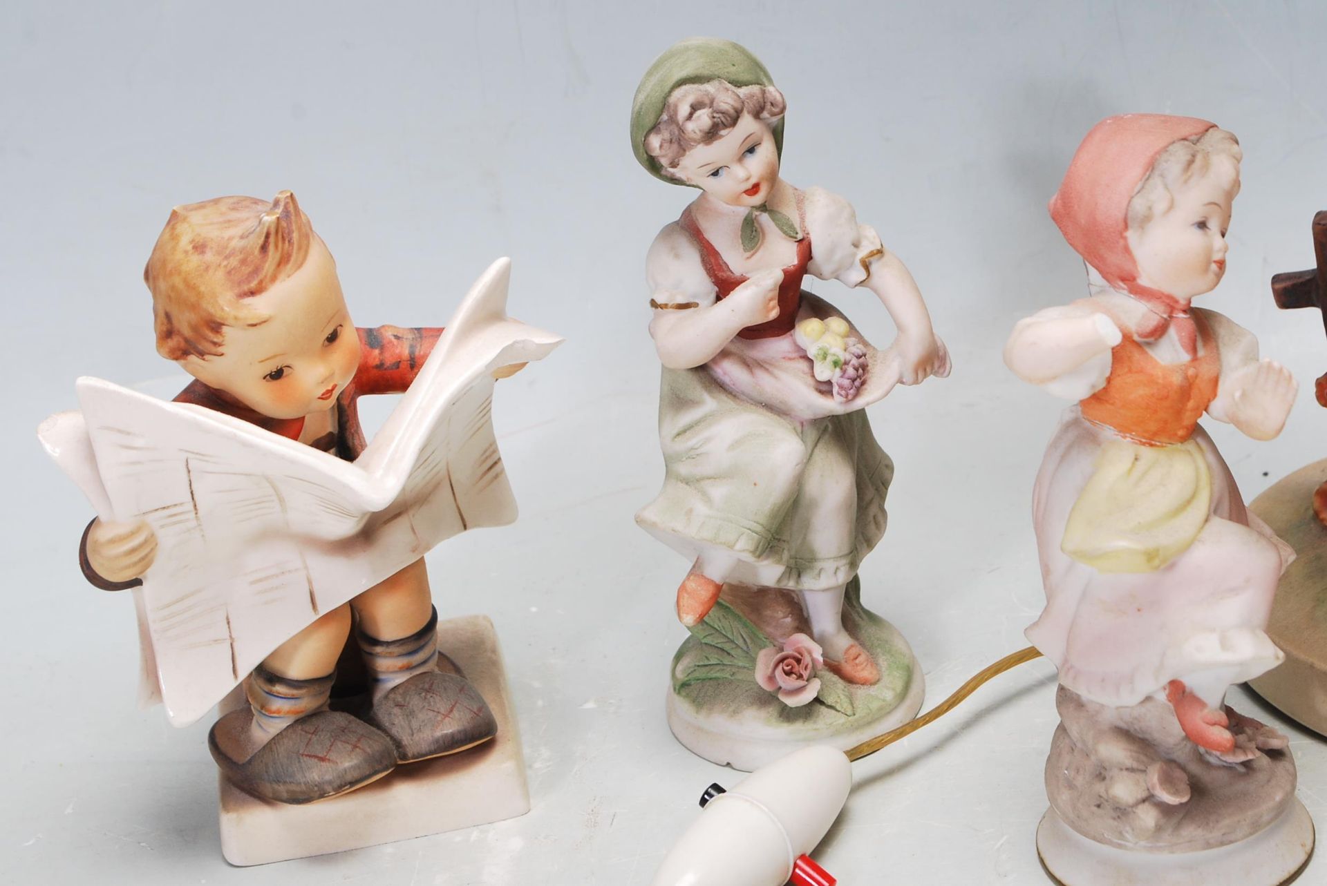 COLLECTION OF LATE 20TH VINTAGE CERAMIC FIGURINES - Bild 2 aus 8