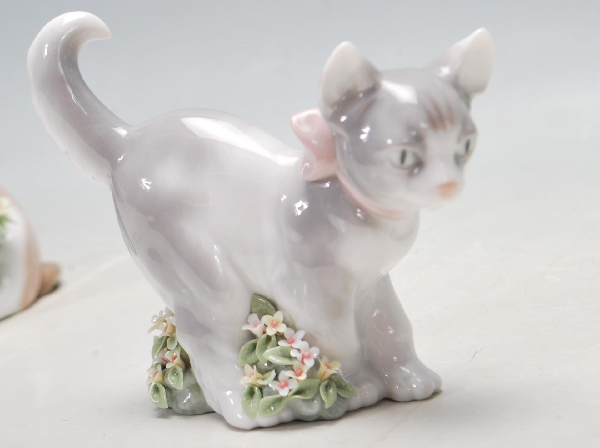 A COLLECTION OF LLADRO FIGURINES IN THE FORM OF CATS PLAYING. - Bild 4 aus 8