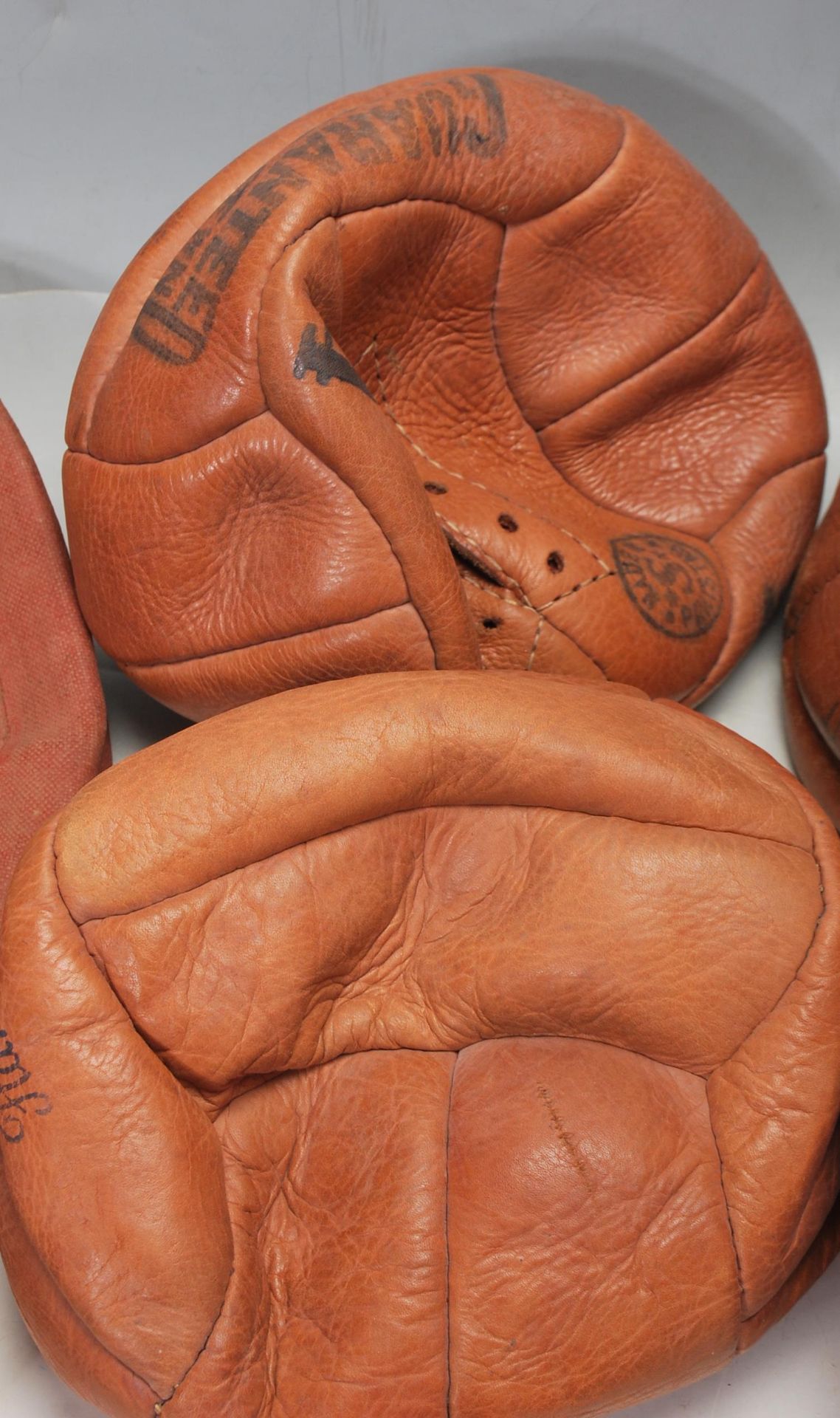 COLLECTION OF EARLY LEATHER FOOTBALLS STAR - TIGER ETC - Bild 3 aus 6