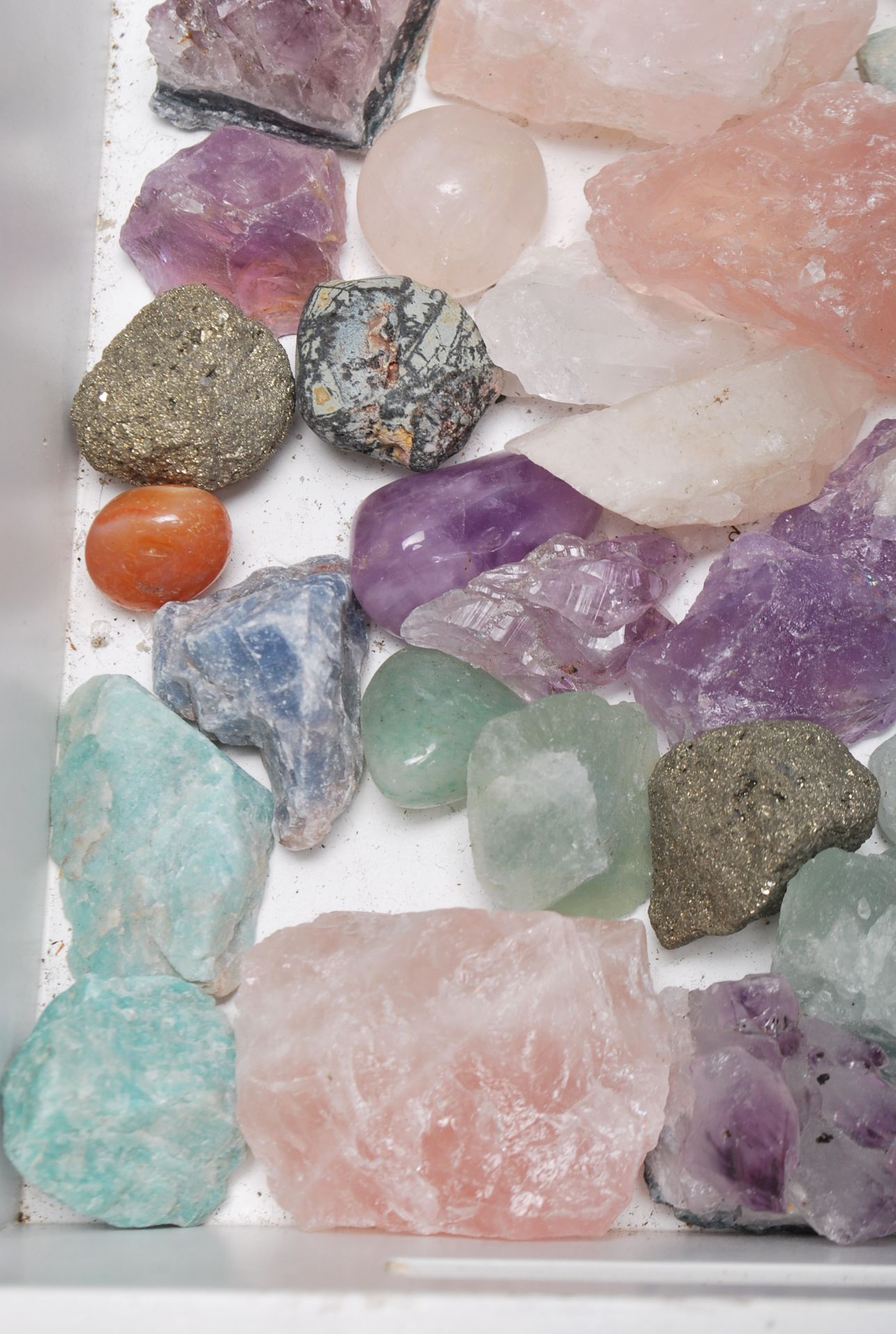 LARGE QUANTITY OF VINTAGE MINERAL CRYSTALS - Image 6 of 11