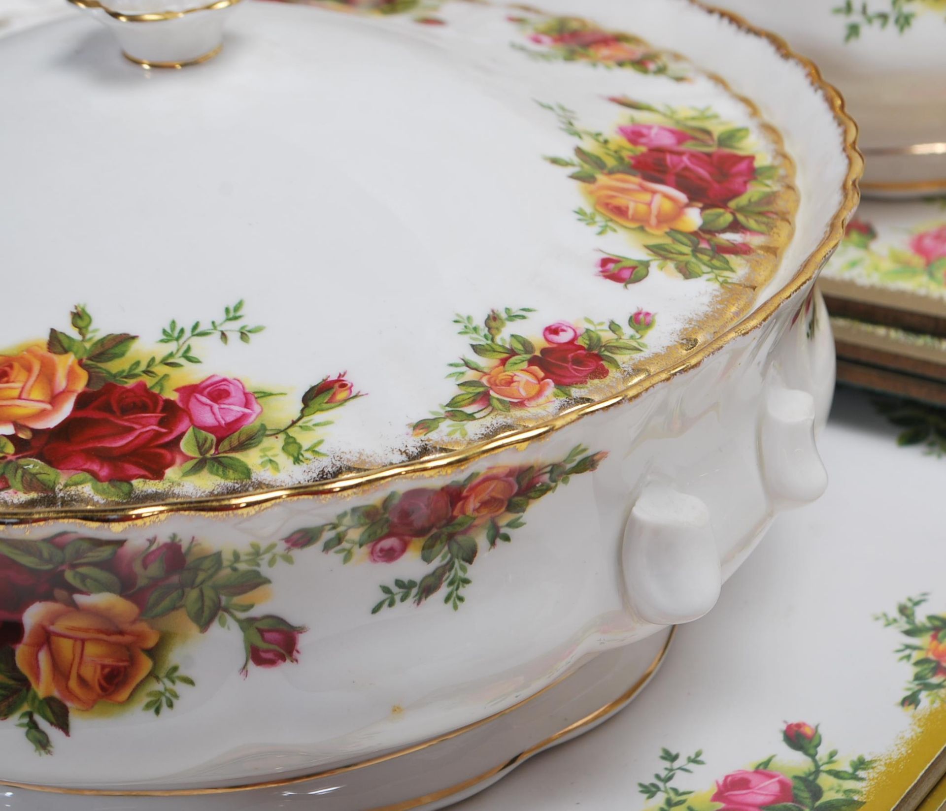 LARGE ROYAL ALBERT OLD CONTRY ROSES DINING SERVICE - Image 10 of 11