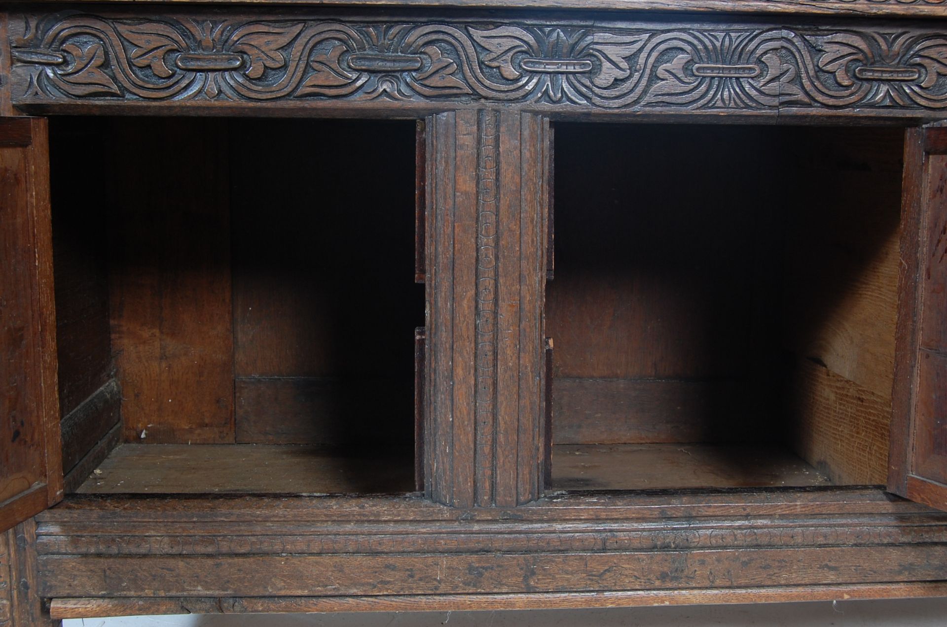LATE VICTORIAN EARLY 20TH CENTURY MIRROR BACK OAK COURT CUPBOARD - Image 3 of 10