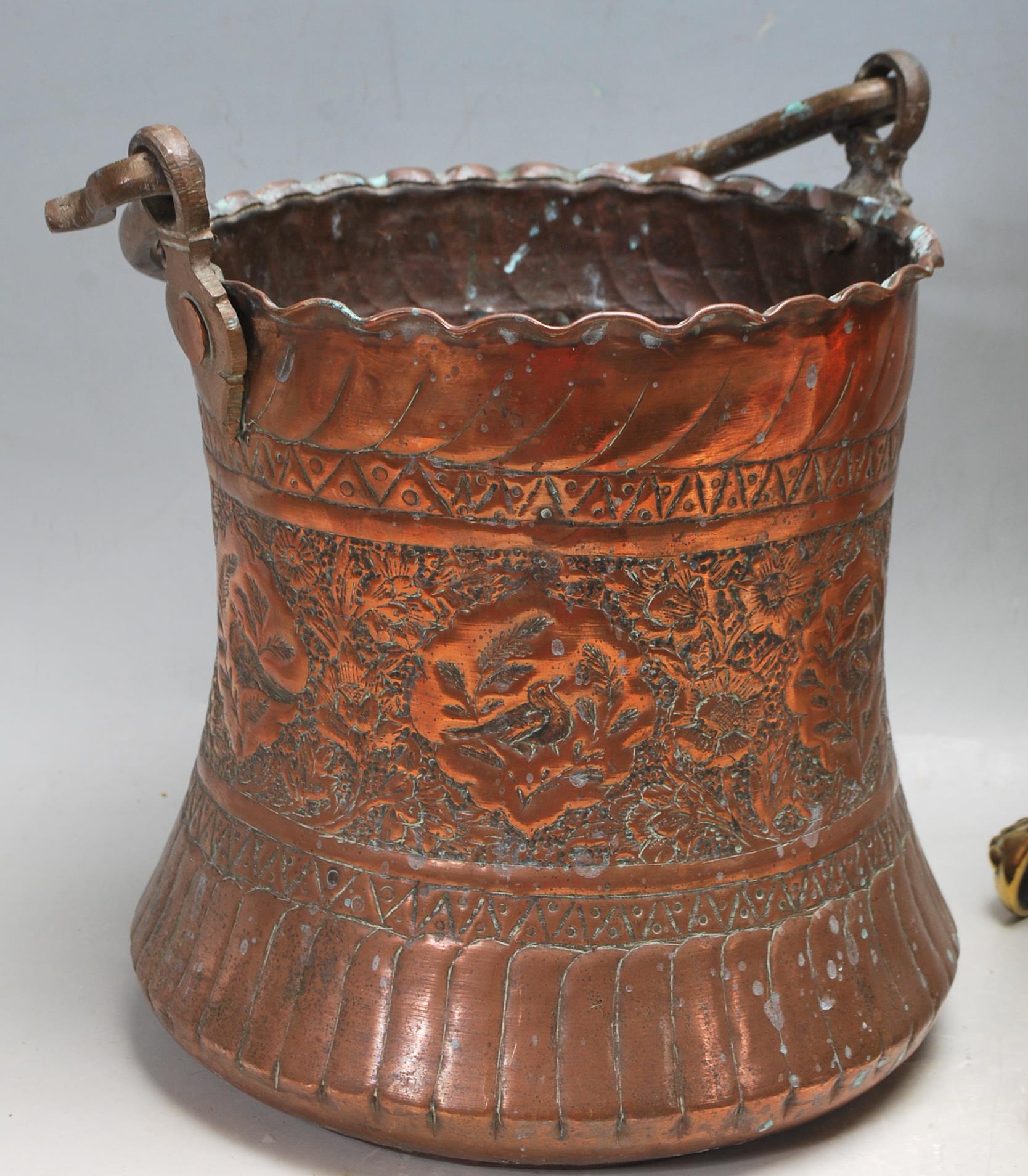 EARLY 20TH CENTURY ARTS AND CRAST COPPER BUCKET, COPPER KETTLE AND BRASS TRIVET - Bild 3 aus 7