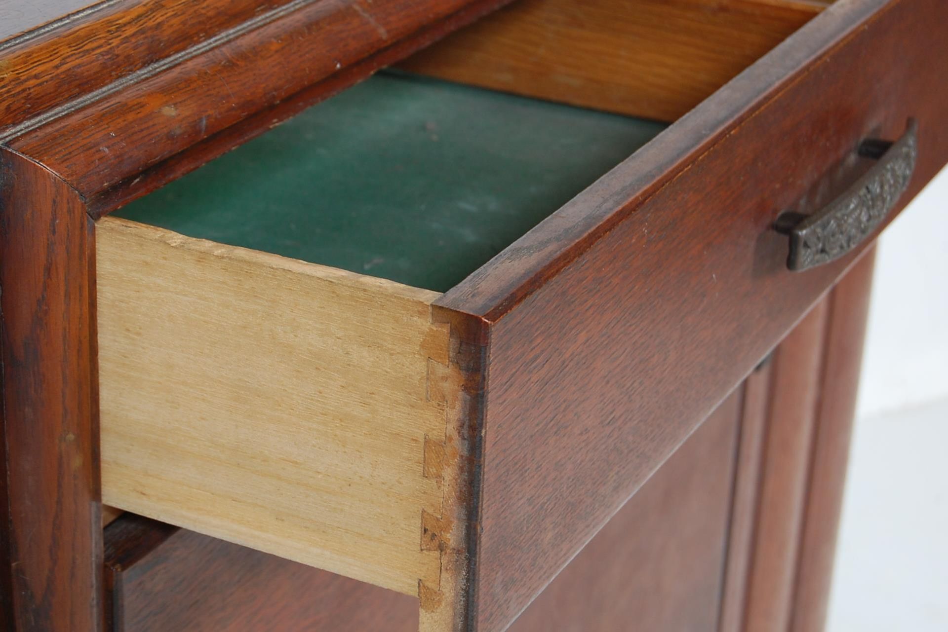 1930’S ART DECO OAK SIDEBOARD DRESSER WITH DRAWERS AND CUPBOARD - Image 4 of 6