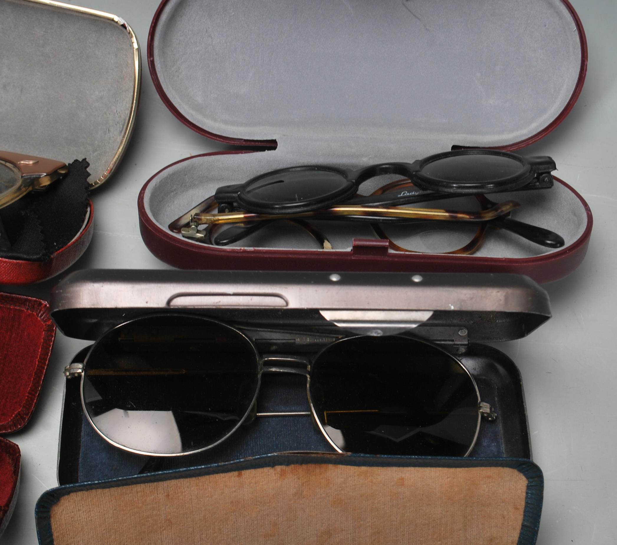 LARGE QUANTITY OF ANTIQUE AND VINTAGE SPECTACLES - Image 2 of 8