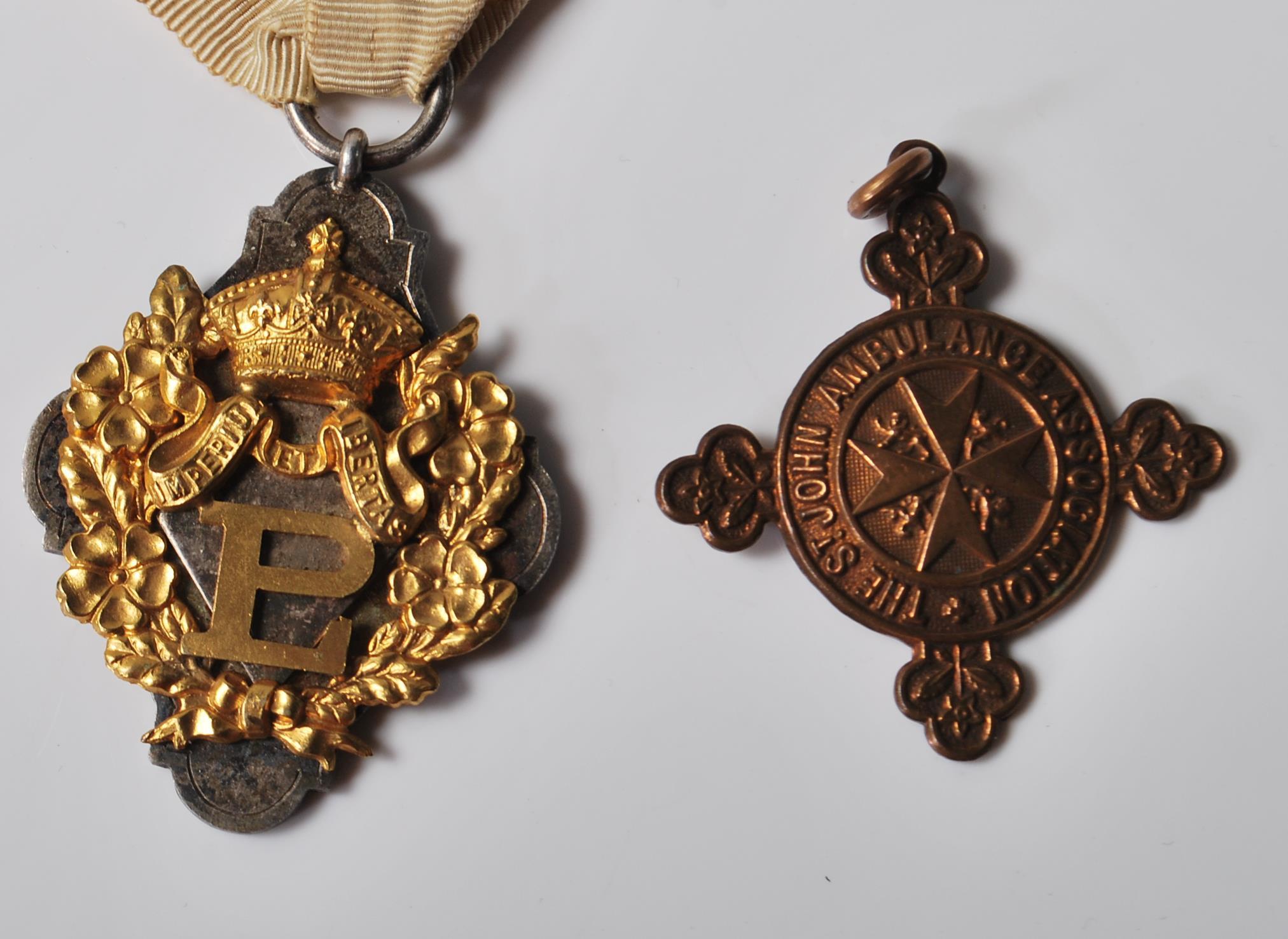 FIVE 20TH CENTURY MEDALS AND BADGES - Bild 2 aus 7