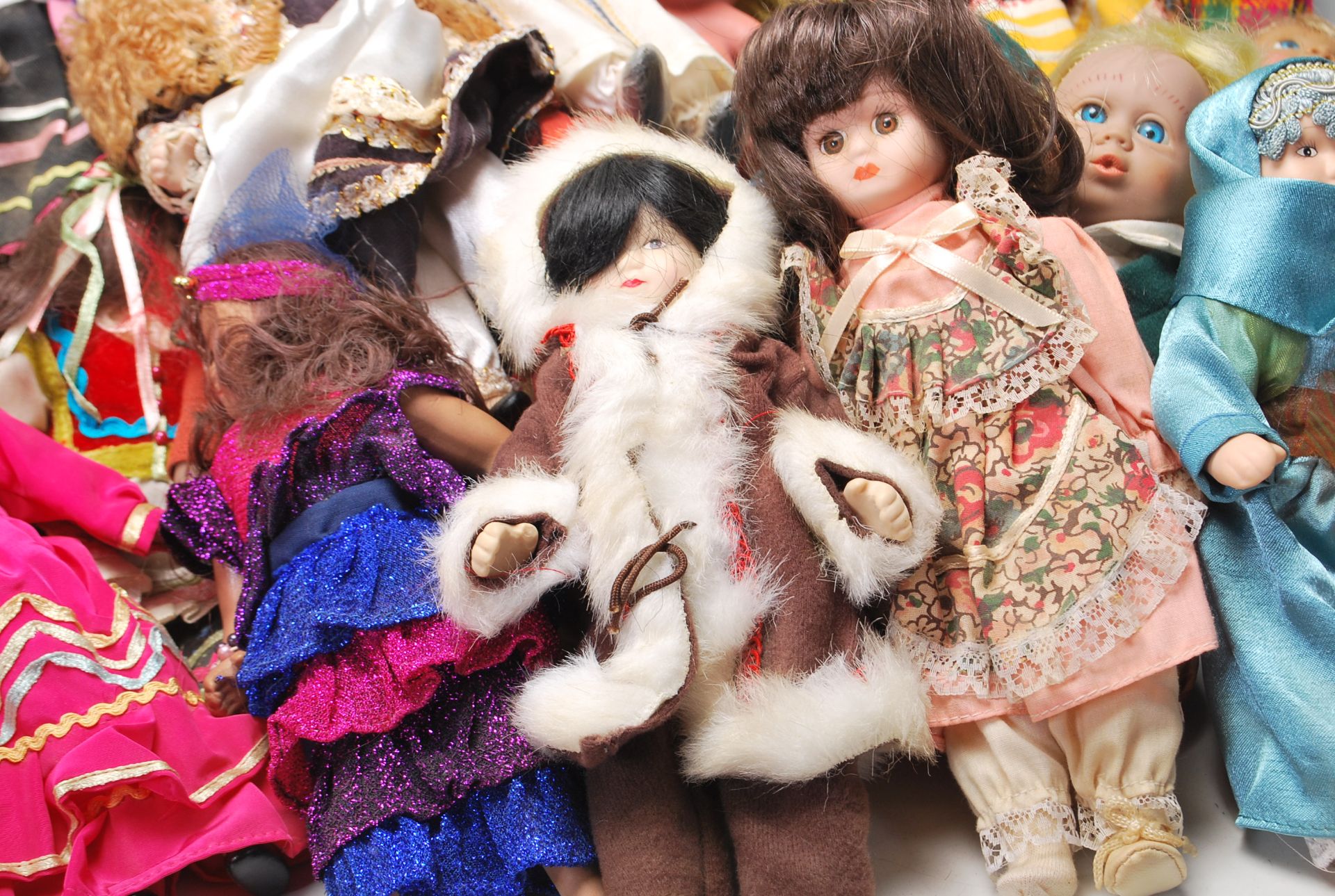 LARGE QUANTITY OF VINTAGE DOLLS AND TEDDY BEARS - Bild 4 aus 10