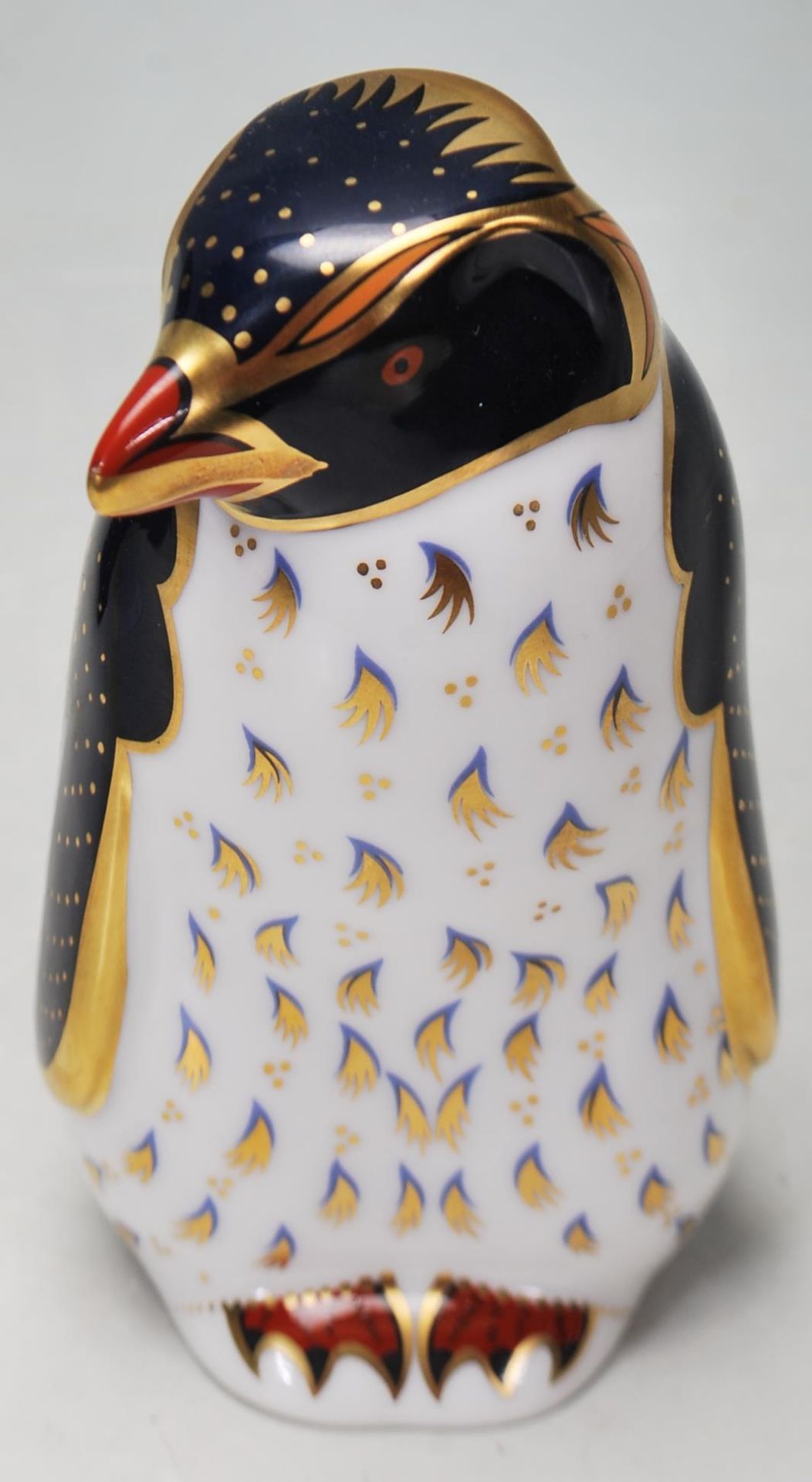 A ROYAL CROWN DERBY ROCKHOPPER PENGUIN PAPERWEIGHT WITH GOLD STOPPER - Bild 2 aus 7