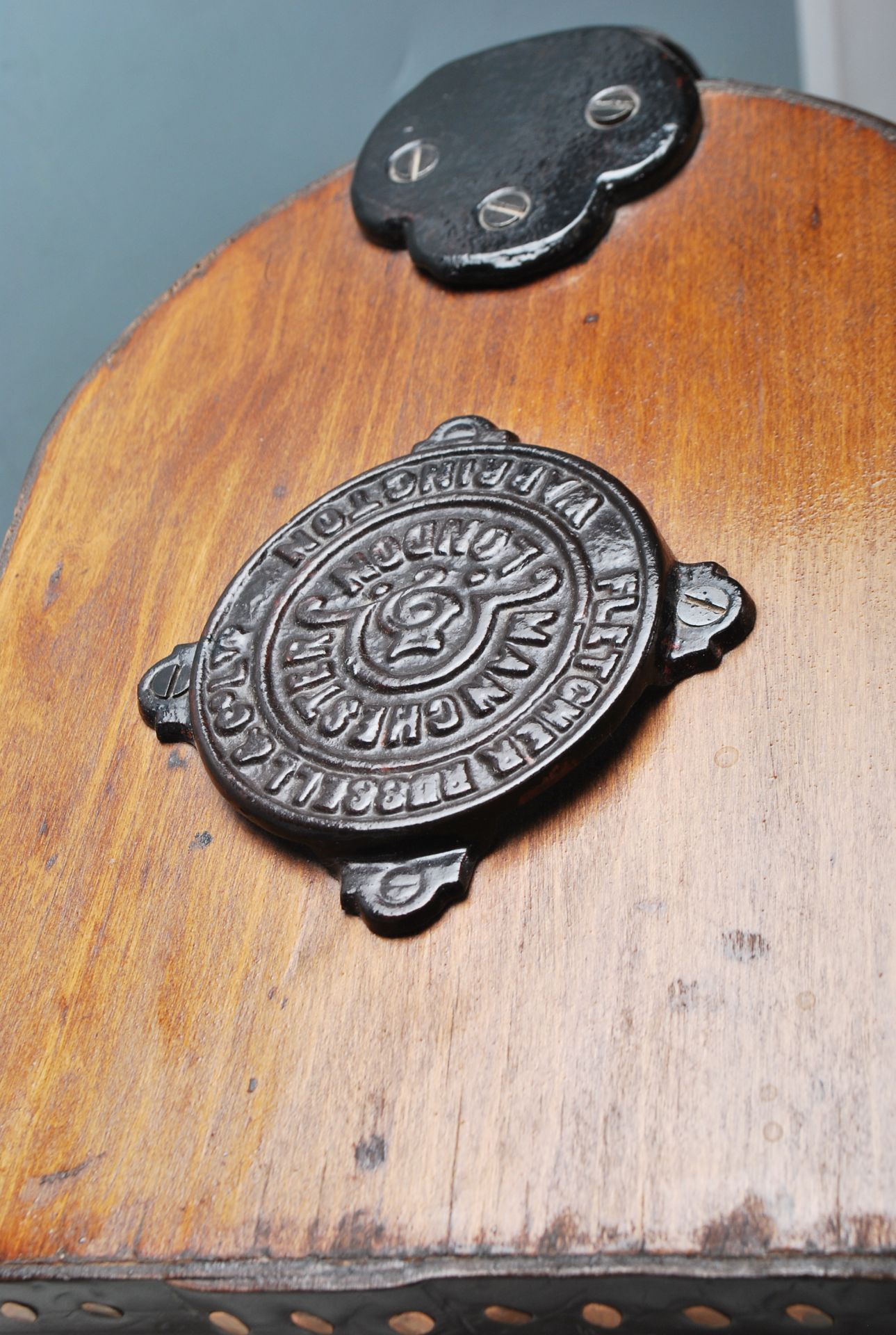 AN ANTIQUE EARLY 20TH OAK AND CAST IRON BELLOWS - Image 2 of 5