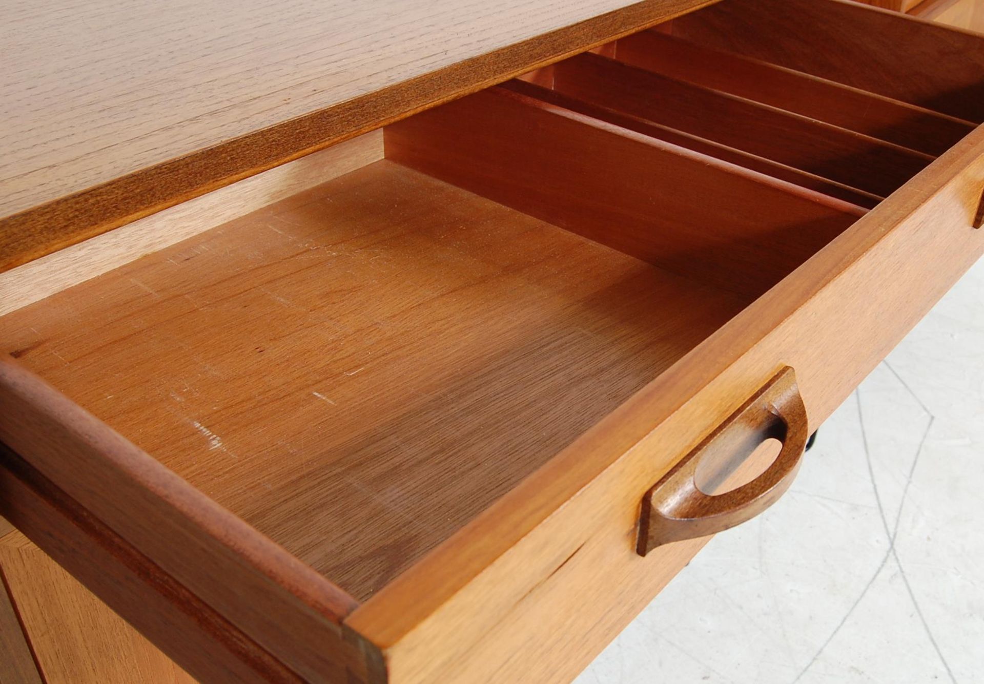 TWO 1970’S TEAK WOOD G-PLAN CABINETS ON HAIRPIN SUPPORTS - Image 5 of 7