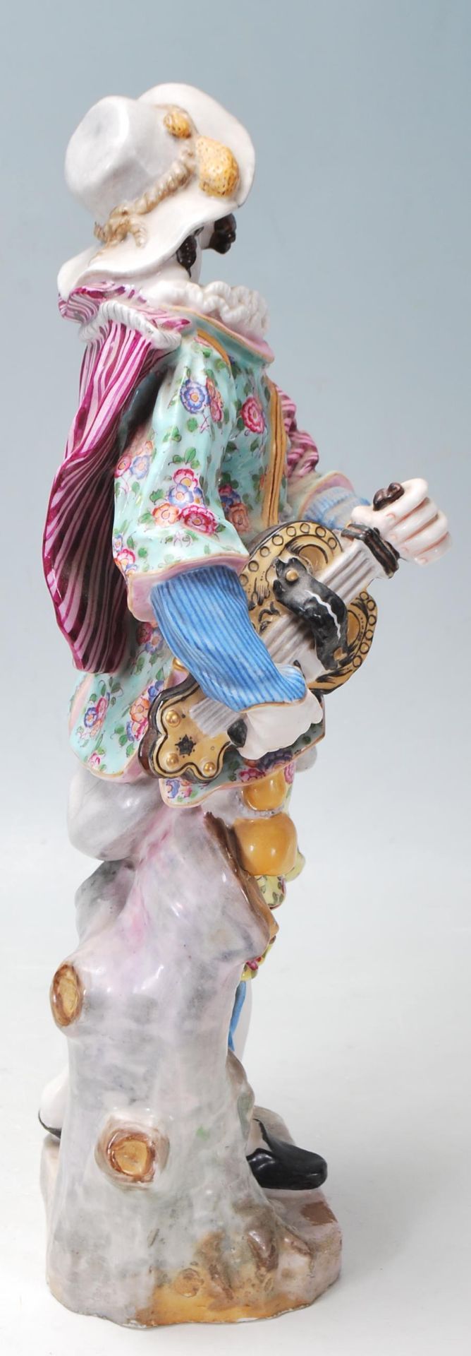 A BELIEVED 18TH CETURY MEISSEN STYLE CERAMIC PORCELAIN FIGURINES WITH MEISSEN BLUE CROSSED SWARD - Image 4 of 6