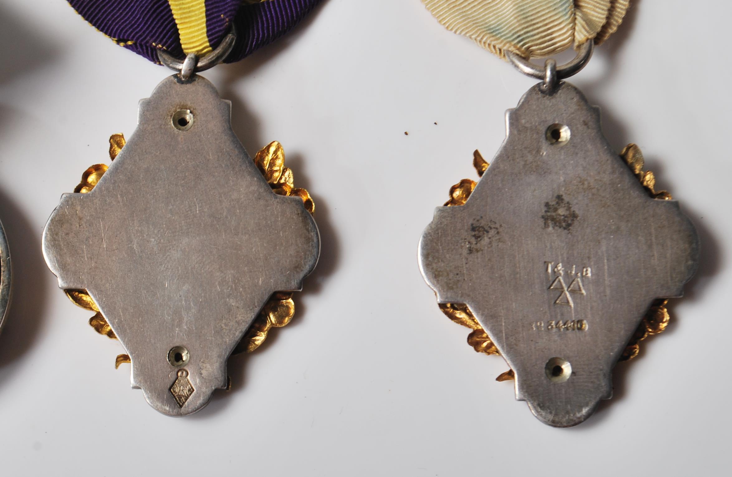 FIVE 20TH CENTURY MEDALS AND BADGES - Bild 6 aus 7