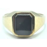 9CT GOLD AND ONYX SIGNET RING
