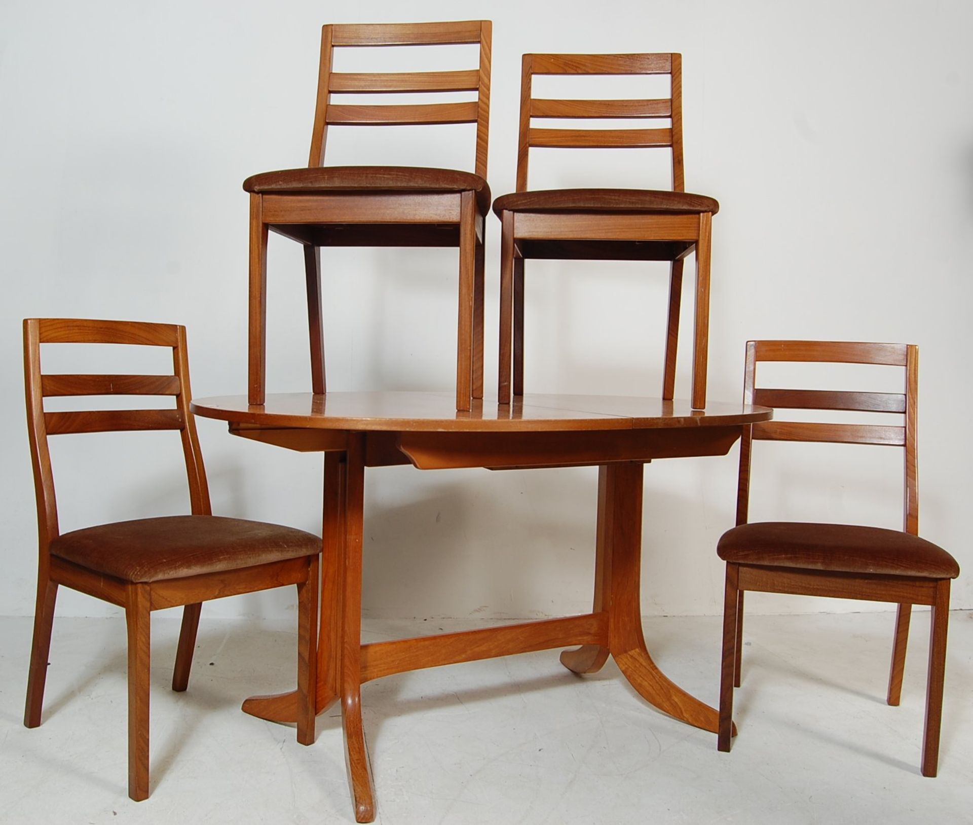 A VINTAGE 20TH CENTURY NATHAN TEAK WOOD OVAL DINING TABLE AND FOUR CHAIRS