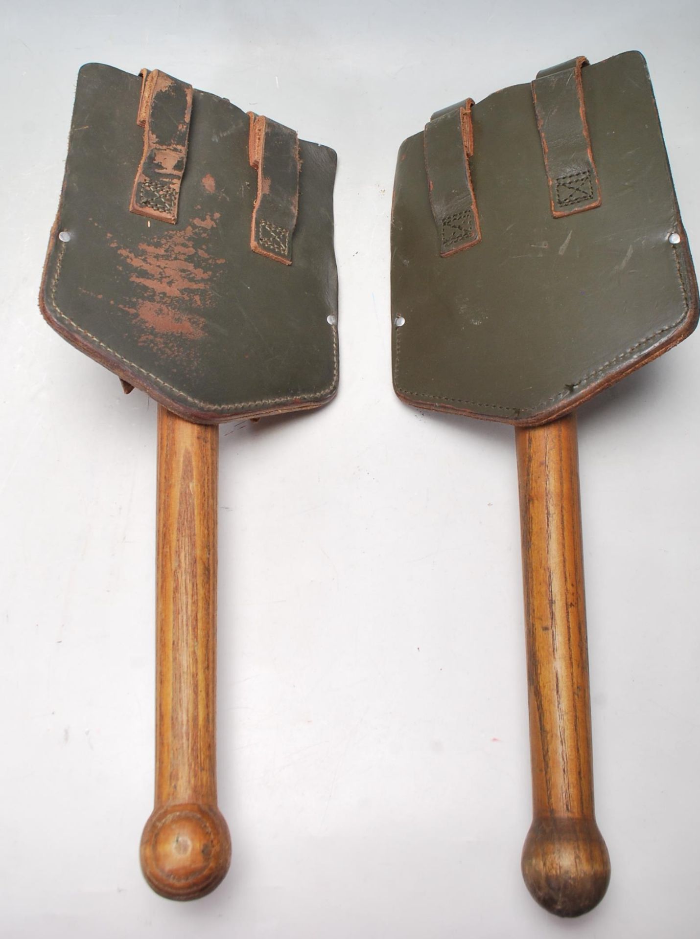 PAIR OF MILITARY WOODEN HANDLED LEATHER CASED SPADES - Bild 4 aus 5
