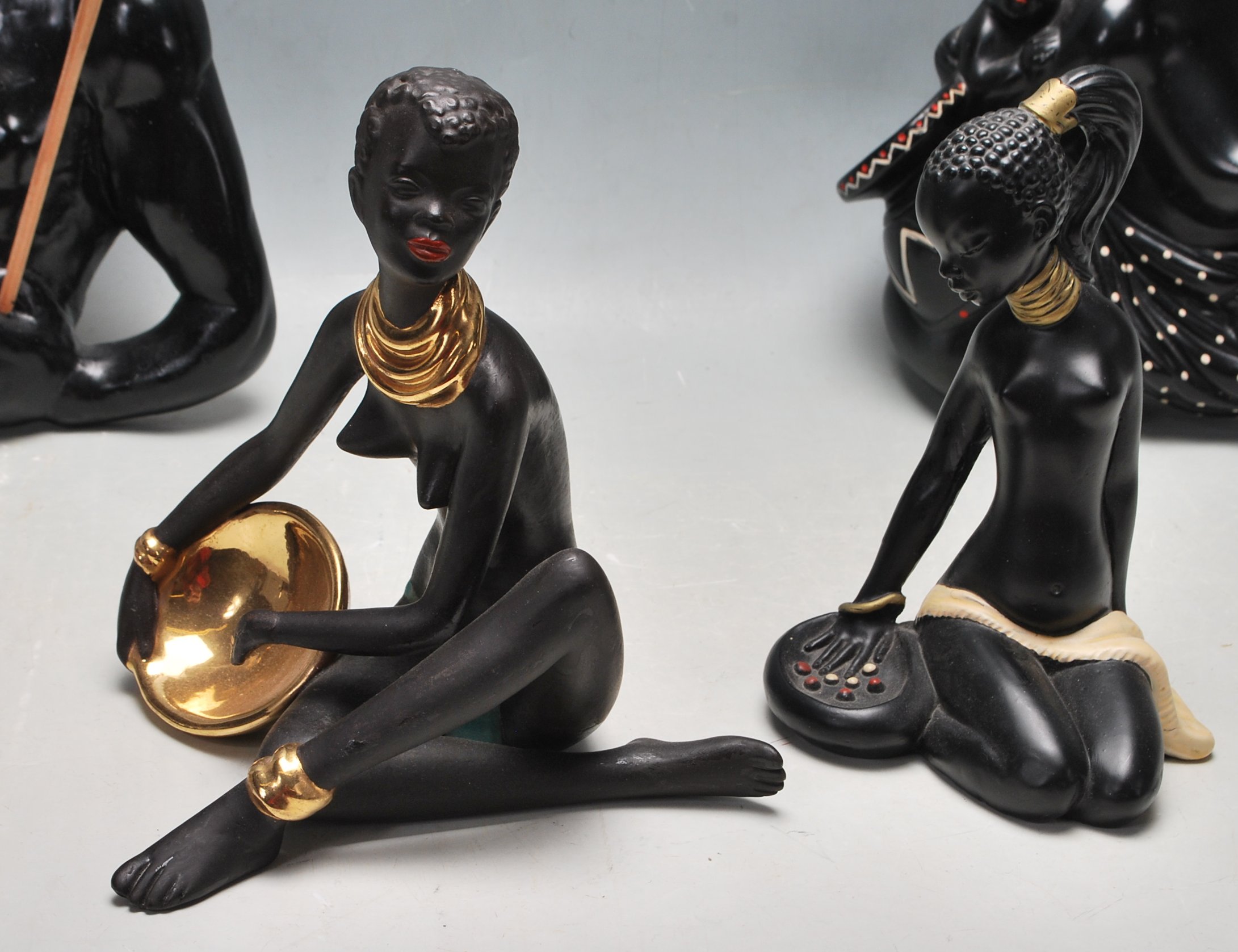 COLELCTION OF FOUR VINTAGE 1950S BLACKAMOOR DECORATIVE PLAQUES AND FIGURINES - Image 4 of 6